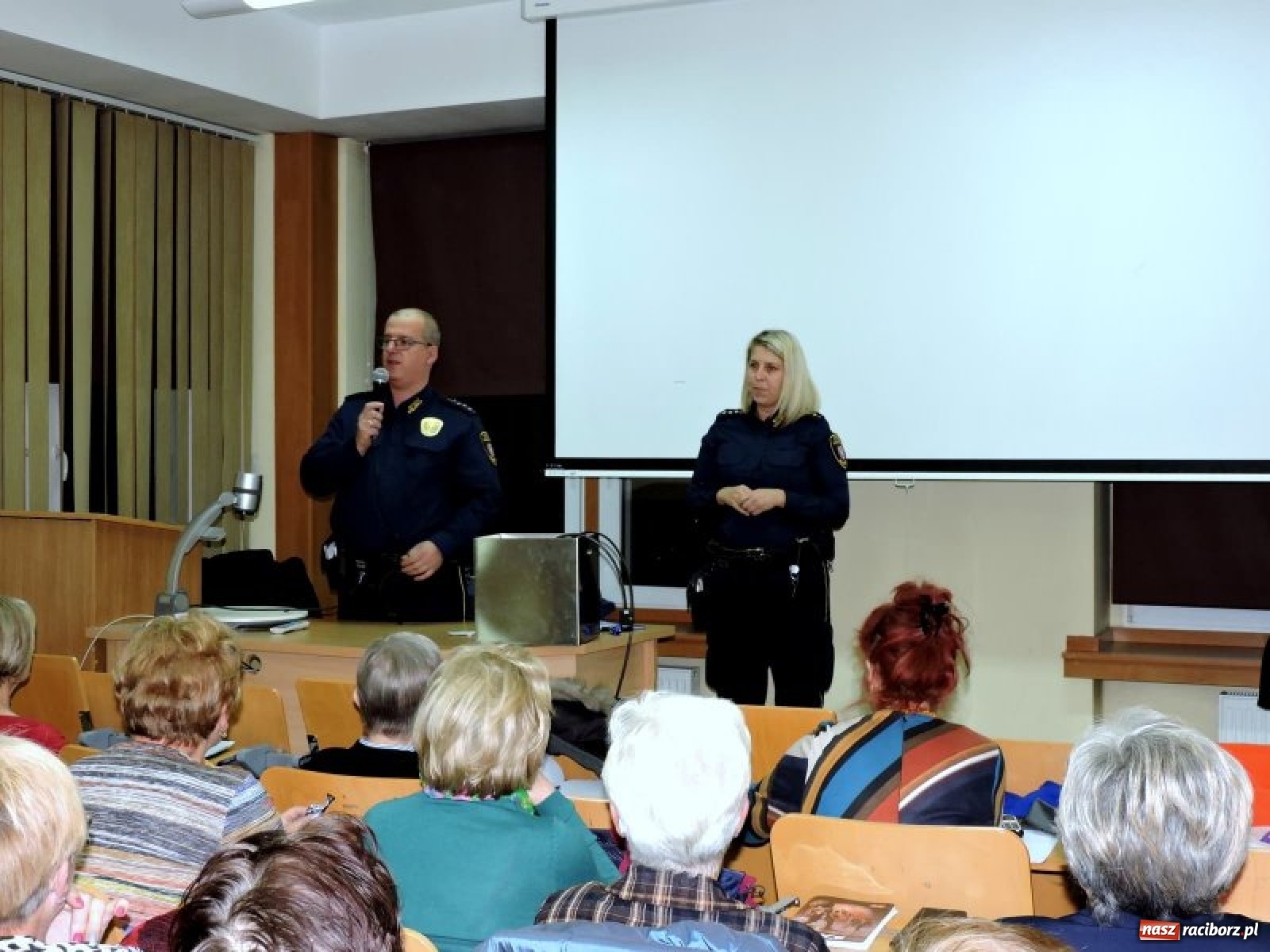 Zdjęcie w galerii na portalu naszraciborz.pl: Bezpieczny senior. Strażnicy poprowadzili wykład  wiadomości z regionu