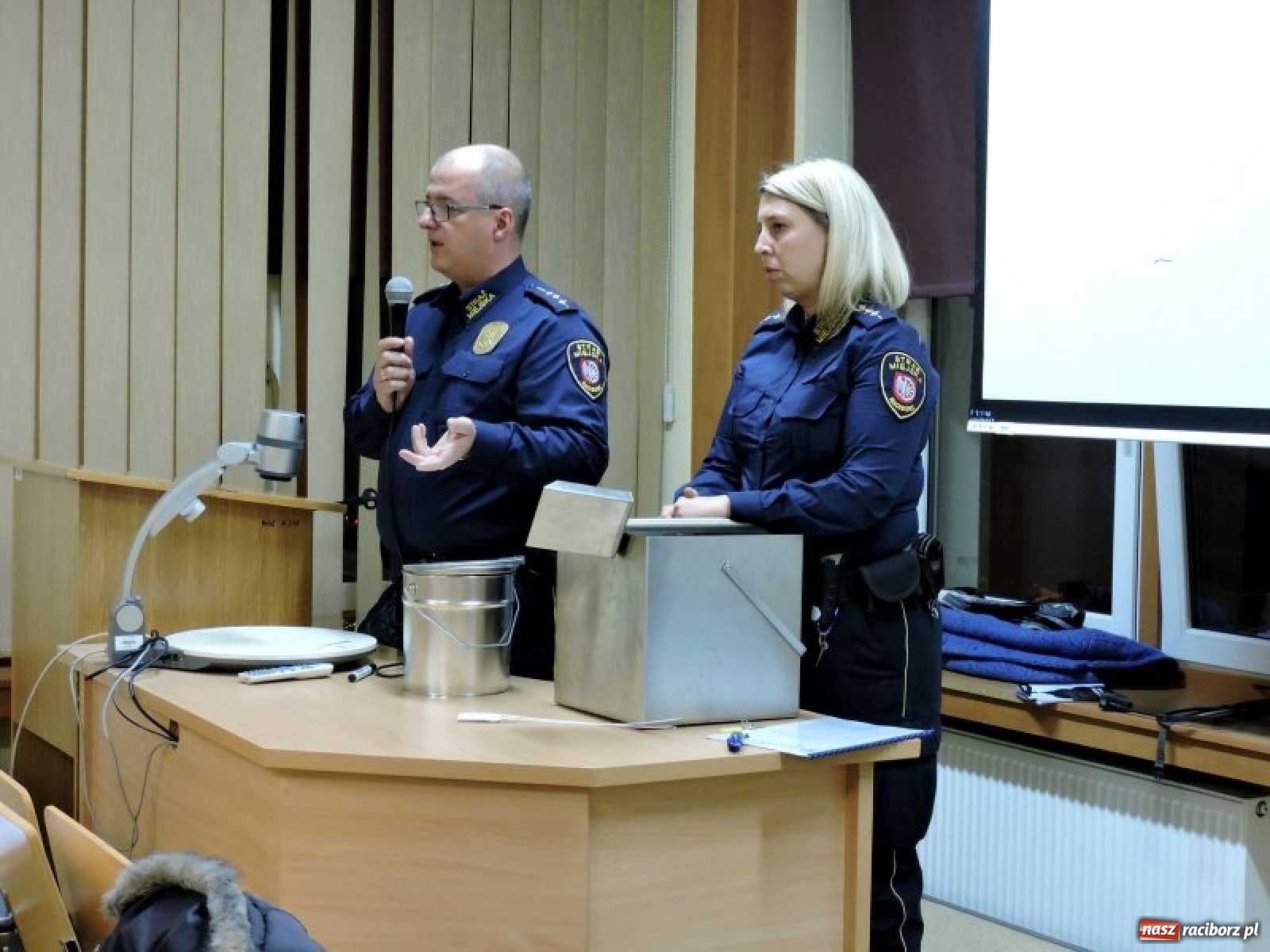 Zdjęcie w galerii na portalu naszraciborz.pl: Bezpieczny senior. Strażnicy poprowadzili wykład  wiadomości z regionu