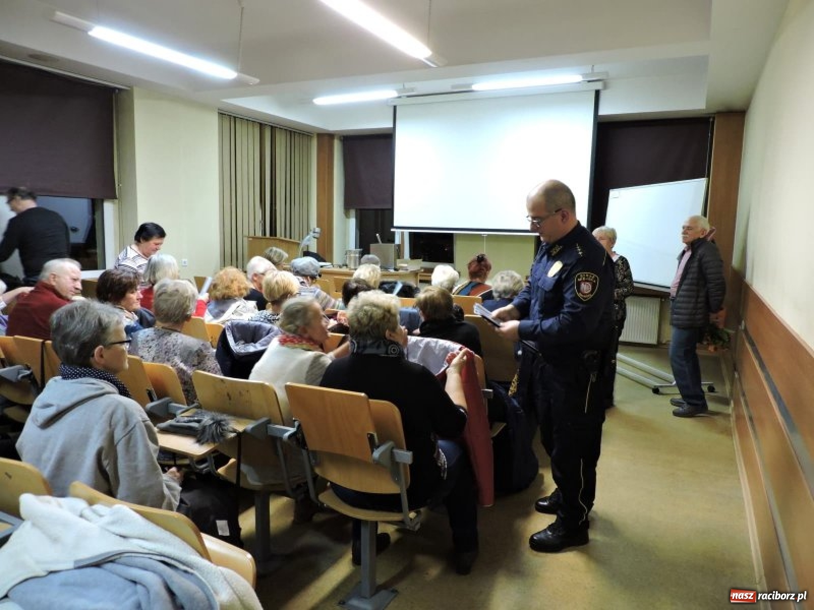 Zdjęcie w galerii na portalu naszraciborz.pl: Bezpieczny senior. Strażnicy poprowadzili wykład  wiadomości z regionu