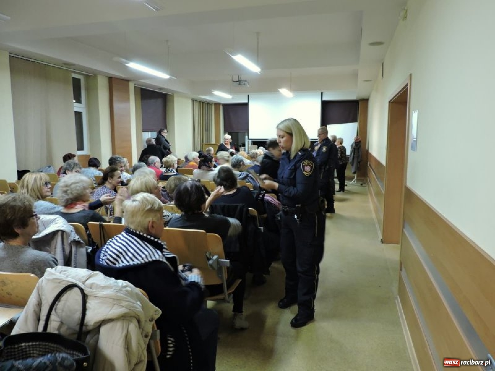 Zdjęcie w galerii na portalu naszraciborz.pl: Bezpieczny senior. Strażnicy poprowadzili wykład  wiadomości z regionu