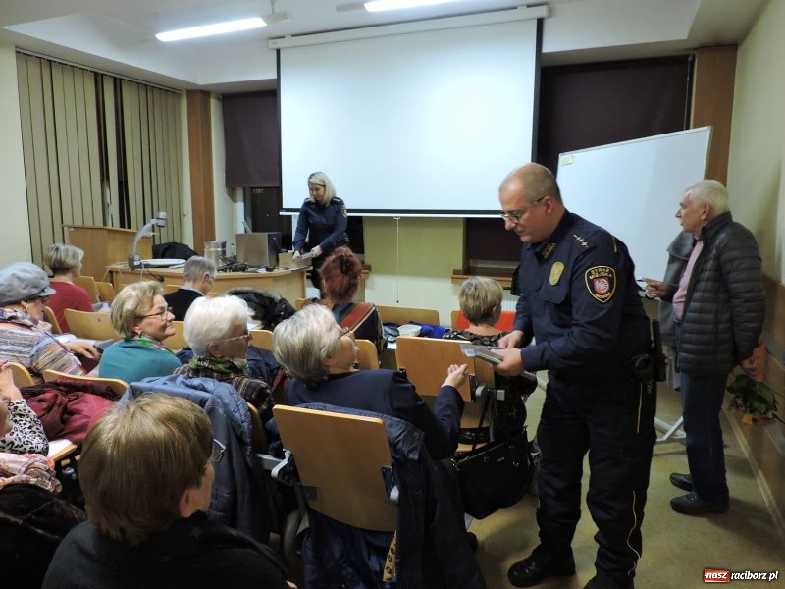 Zdjęcie w galerii na portalu naszraciborz.pl: Bezpieczny senior. Strażnicy poprowadzili wykład  wiadomości z regionu