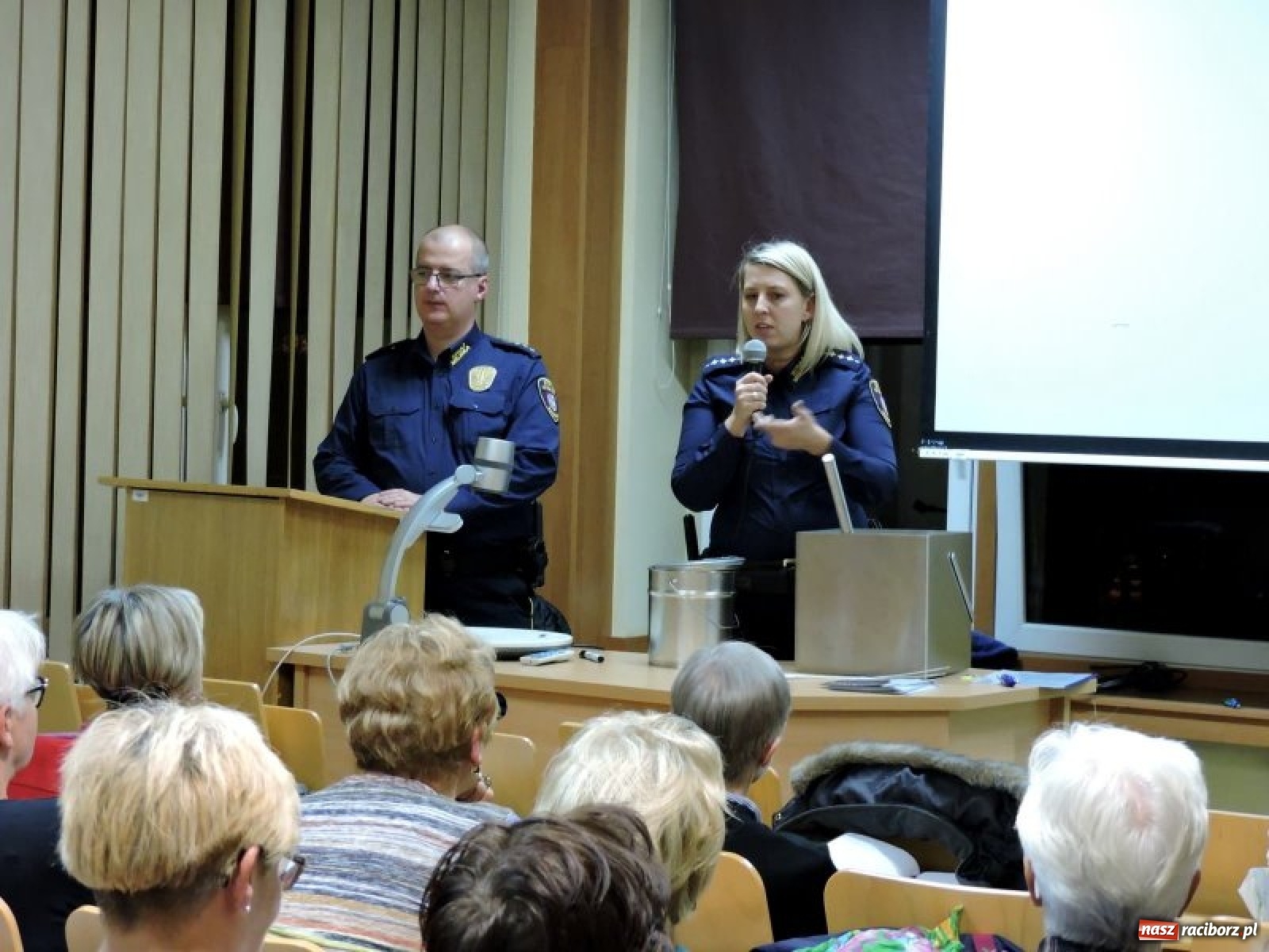 Zdjęcie w galerii na portalu naszraciborz.pl: Bezpieczny senior. Strażnicy poprowadzili wykład  wiadomości z regionu