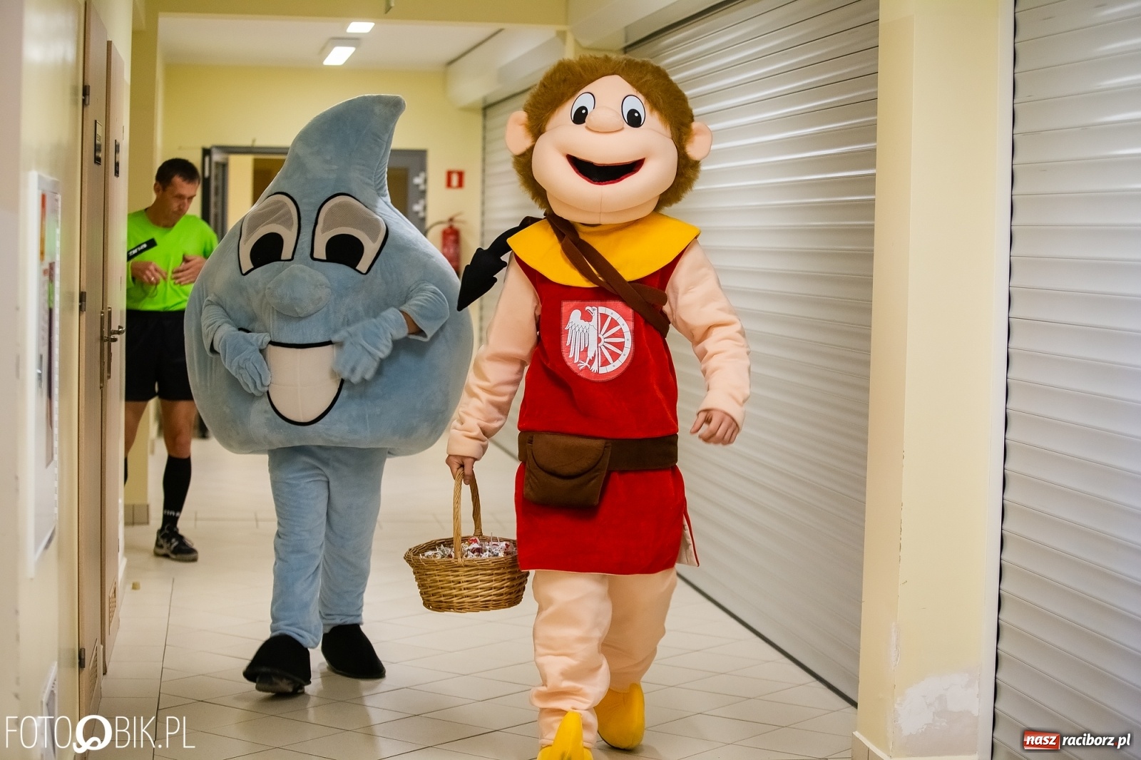 Zdjęcie w galerii na portalu naszraciborz.pl: Piłkarska rywalizacja o Puchar Rzecznika Praw Dziecka. Widownia pełna gwiazd! wiadomości z regionu