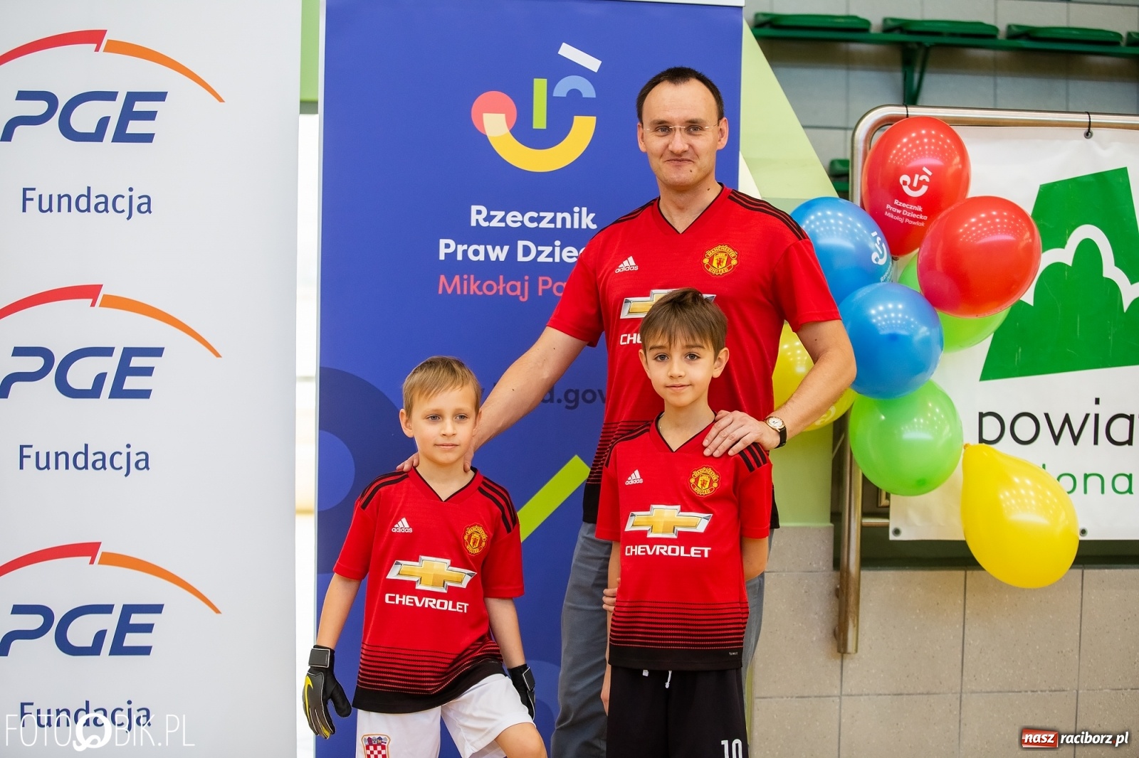 Zdjęcie w galerii na portalu naszraciborz.pl: Piłkarska rywalizacja o Puchar Rzecznika Praw Dziecka. Widownia pełna gwiazd! wiadomości z regionu