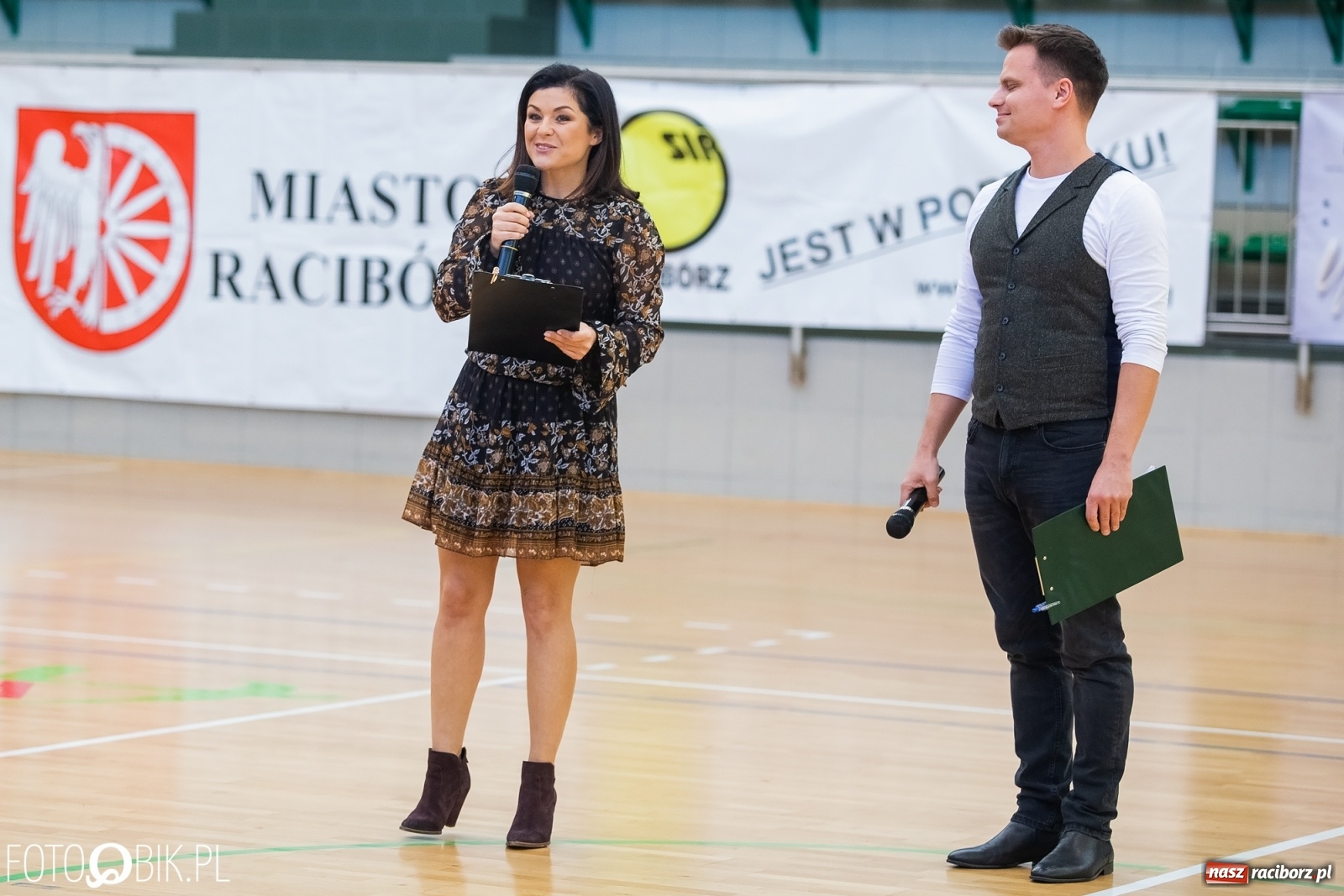 Zdjęcie w galerii na portalu naszraciborz.pl: Piłkarska rywalizacja o Puchar Rzecznika Praw Dziecka. Widownia pełna gwiazd! wiadomości z regionu