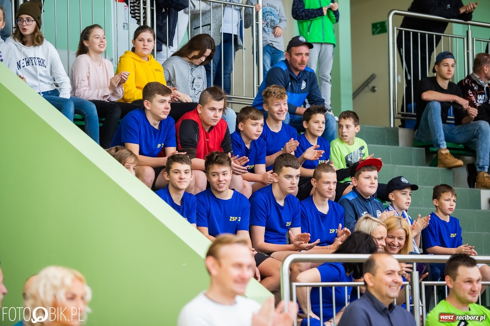 Zdjęcie w galerii na portalu naszraciborz.pl: Piłkarska rywalizacja o Puchar Rzecznika Praw Dziecka. Widownia pełna gwiazd! wiadomości z regionu