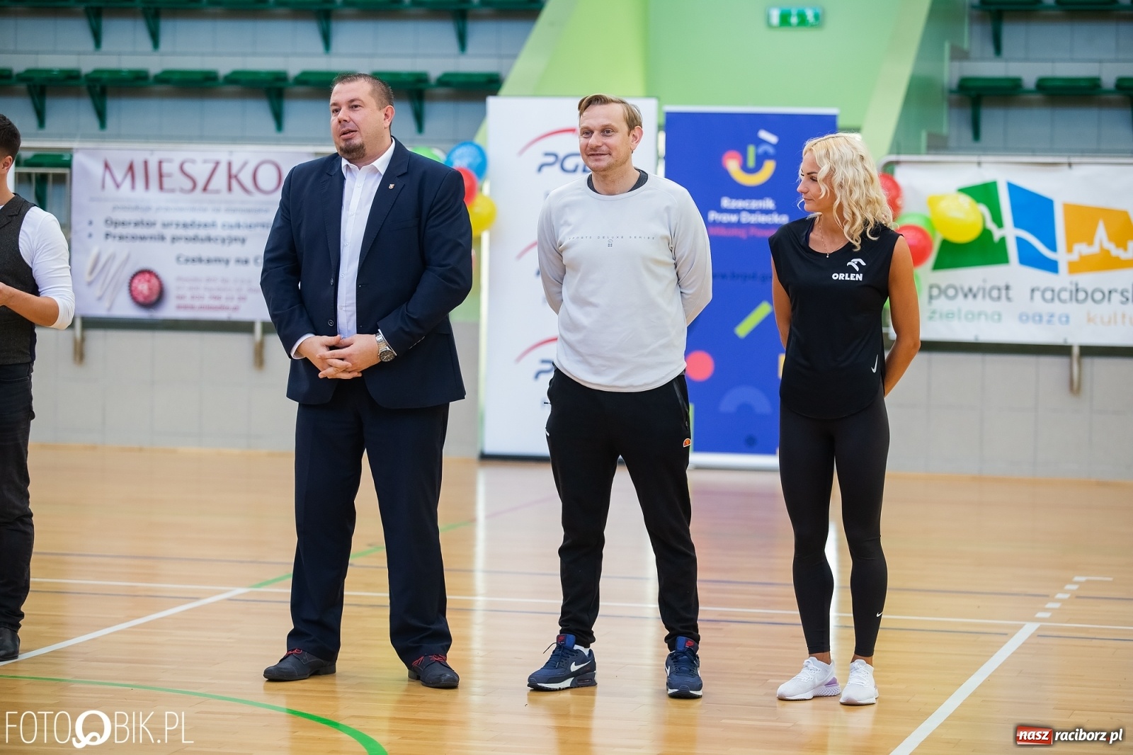 Zdjęcie w galerii na portalu naszraciborz.pl: Piłkarska rywalizacja o Puchar Rzecznika Praw Dziecka. Widownia pełna gwiazd! wiadomości z regionu