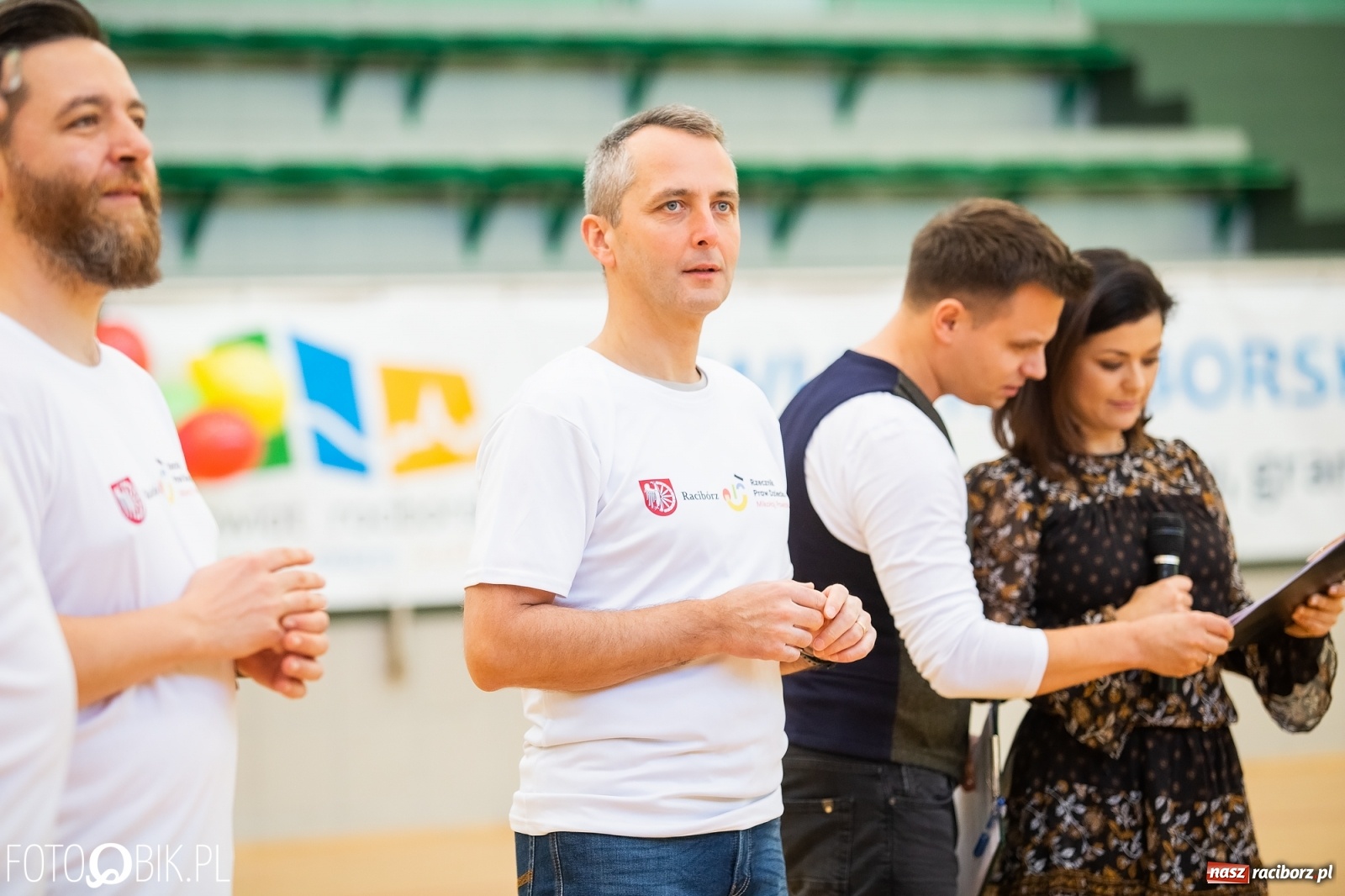 Zdjęcie w galerii na portalu naszraciborz.pl: Piłkarska rywalizacja o Puchar Rzecznika Praw Dziecka. Widownia pełna gwiazd! wiadomości z regionu