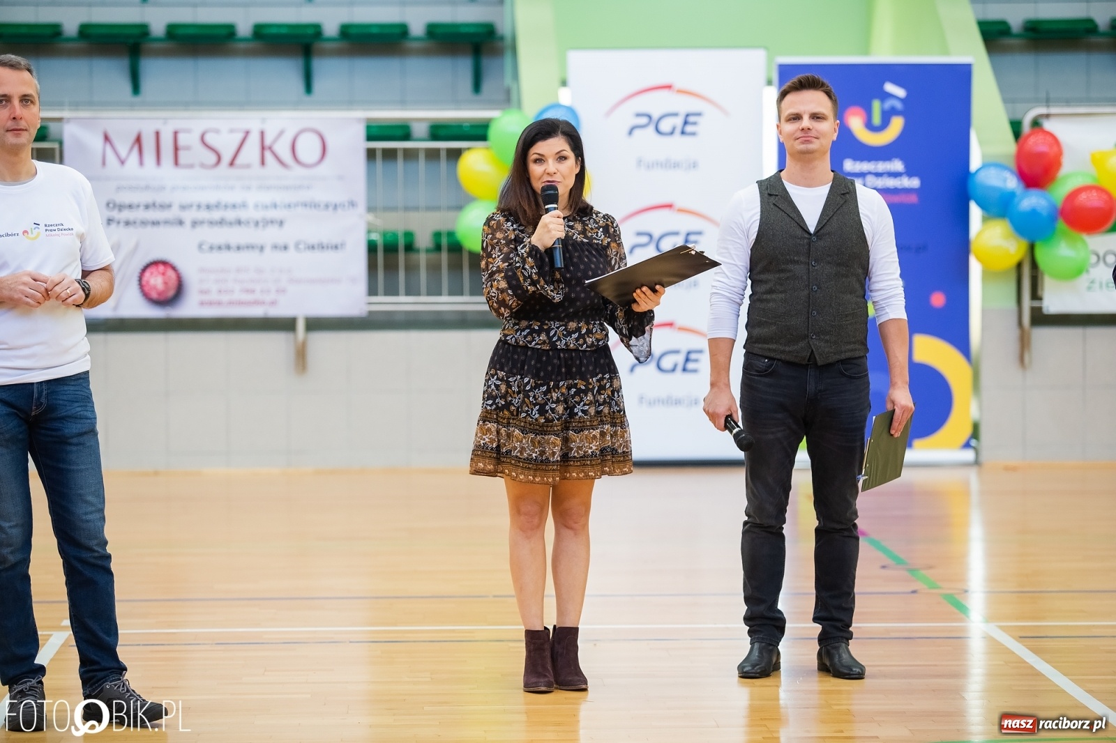 Zdjęcie w galerii na portalu naszraciborz.pl: Piłkarska rywalizacja o Puchar Rzecznika Praw Dziecka. Widownia pełna gwiazd! wiadomości z regionu