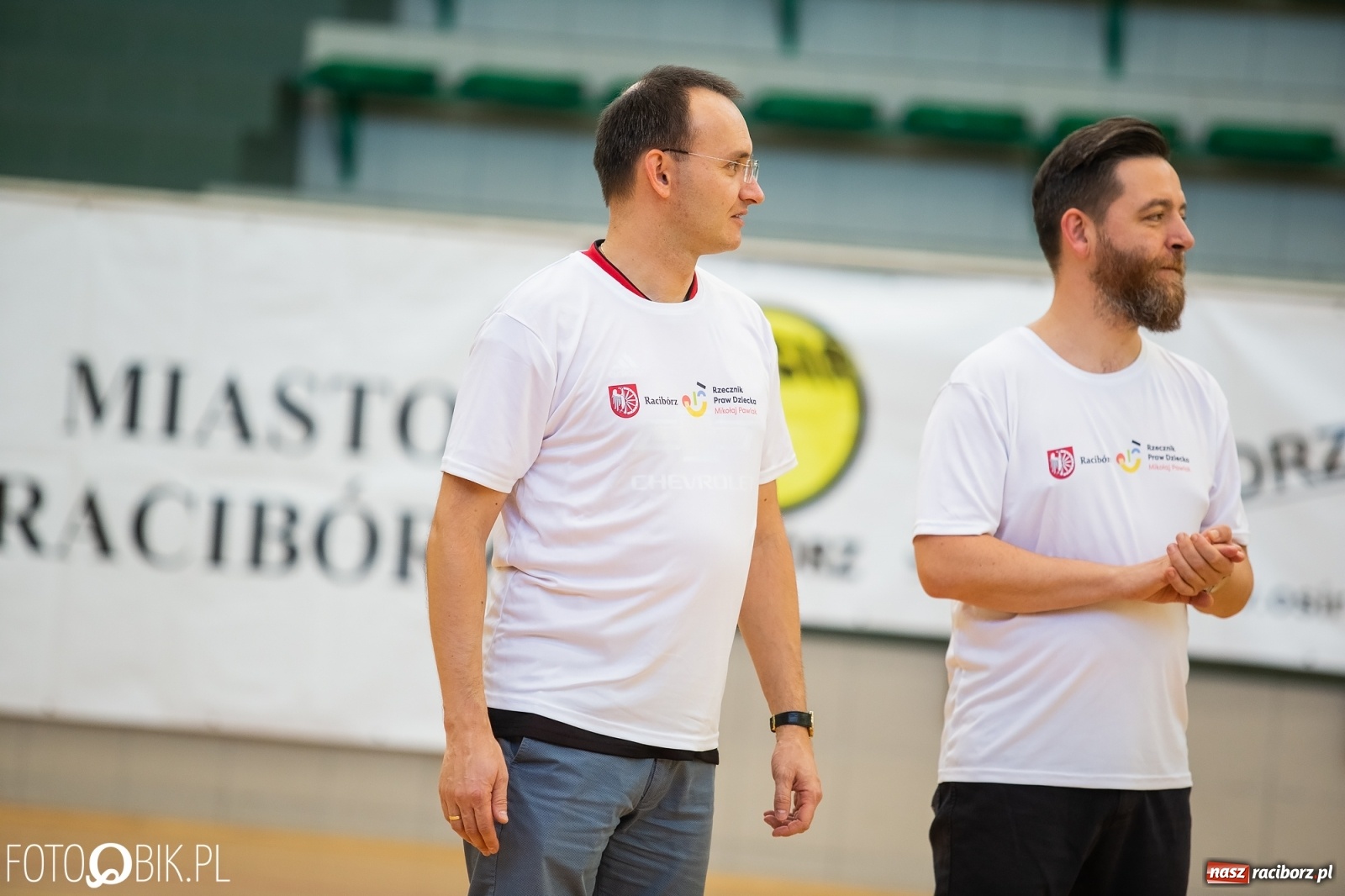 Zdjęcie w galerii na portalu naszraciborz.pl: Piłkarska rywalizacja o Puchar Rzecznika Praw Dziecka. Widownia pełna gwiazd! wiadomości z regionu