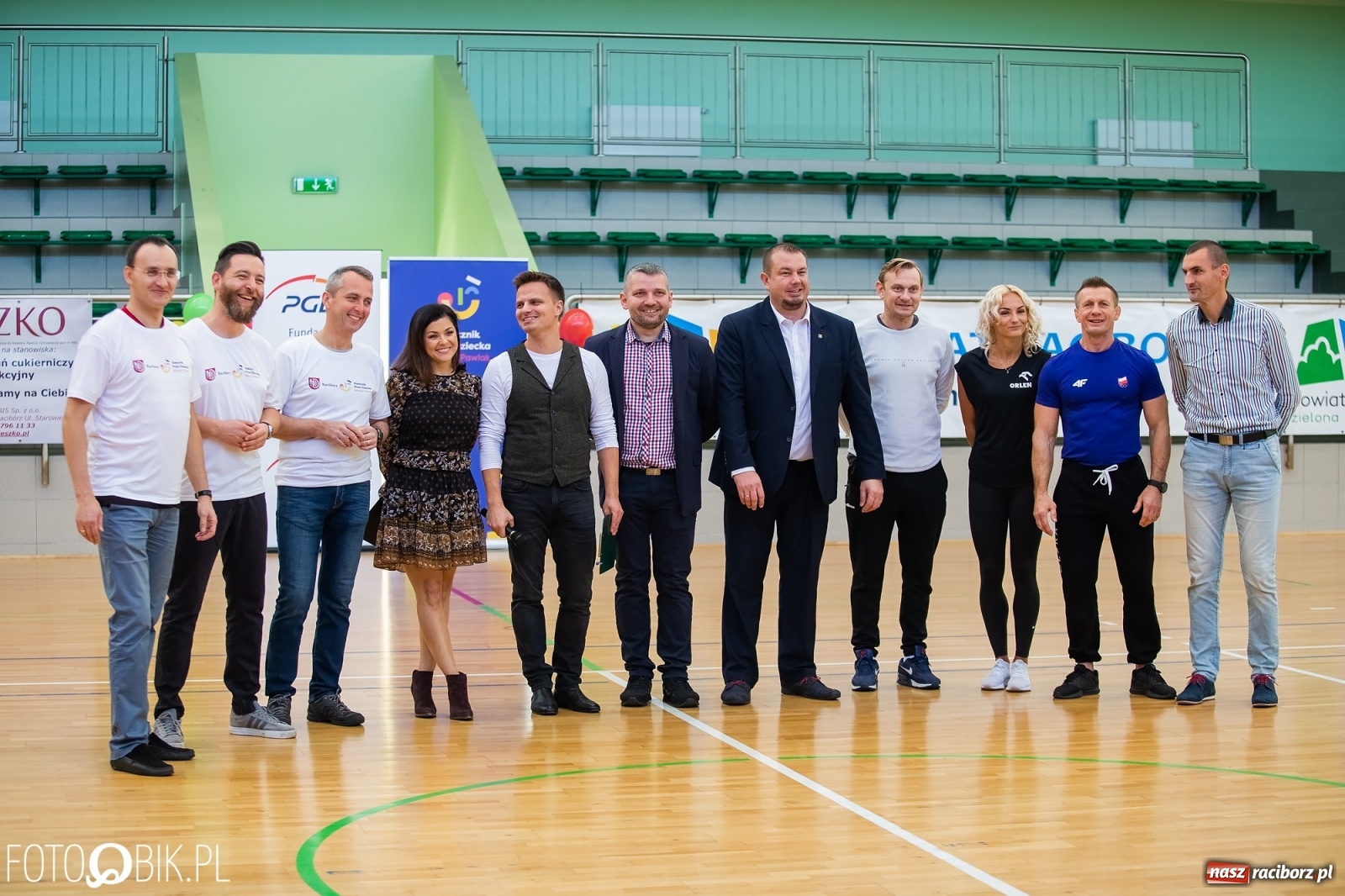 Zdjęcie w galerii na portalu naszraciborz.pl: Piłkarska rywalizacja o Puchar Rzecznika Praw Dziecka. Widownia pełna gwiazd! wiadomości z regionu