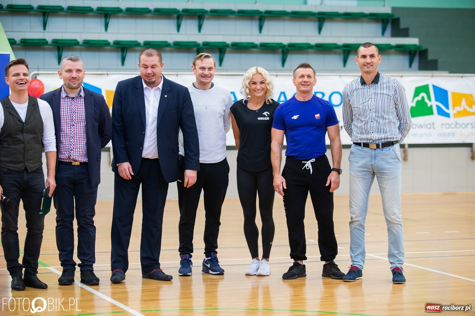 Zdjęcie w galerii na portalu naszraciborz.pl: Piłkarska rywalizacja o Puchar Rzecznika Praw Dziecka. Widownia pełna gwiazd! wiadomości z regionu
