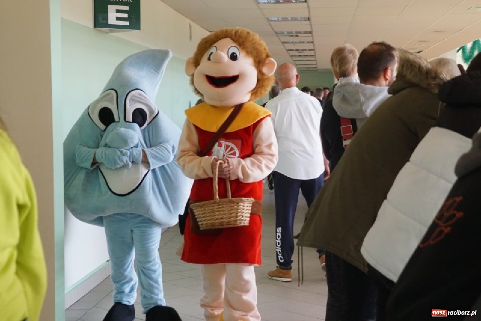 Zdjęcie w galerii na portalu naszraciborz.pl: Piłkarska rywalizacja o Puchar Rzecznika Praw Dziecka. Widownia pełna gwiazd! wiadomości z regionu