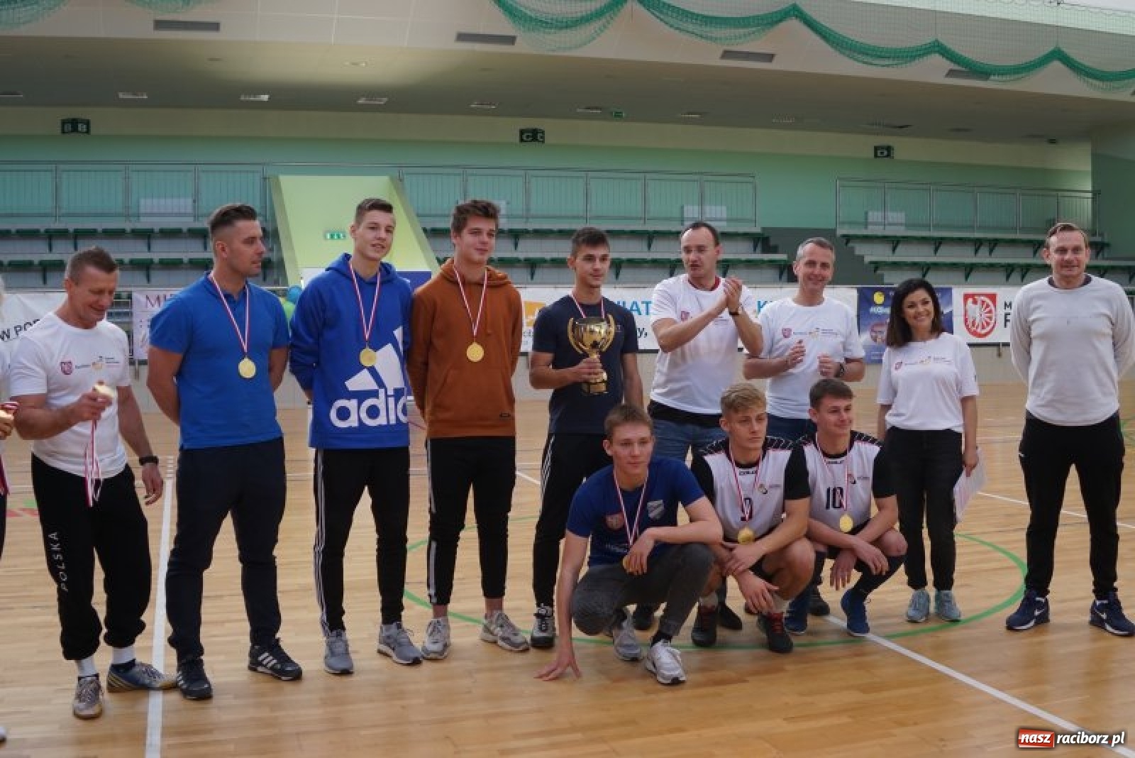 Zdjęcie w galerii na portalu naszraciborz.pl: Piłkarska rywalizacja o Puchar Rzecznika Praw Dziecka. Widownia pełna gwiazd! wiadomości z regionu