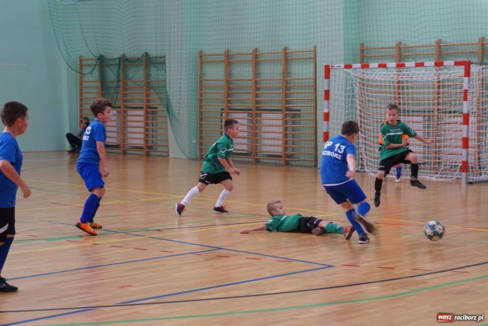 Zdjęcie w galerii na portalu naszraciborz.pl: Piłkarska rywalizacja o Puchar Rzecznika Praw Dziecka. Widownia pełna gwiazd! wiadomości z regionu