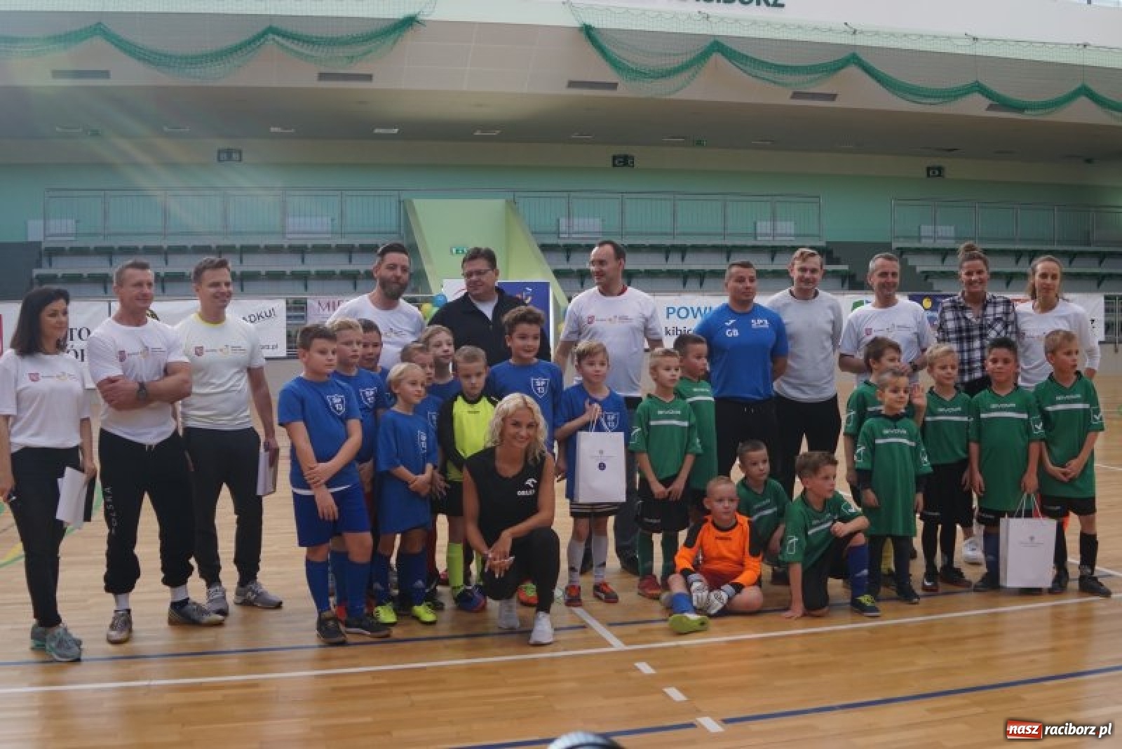 Zdjęcie w galerii na portalu naszraciborz.pl: Piłkarska rywalizacja o Puchar Rzecznika Praw Dziecka. Widownia pełna gwiazd! wiadomości z regionu