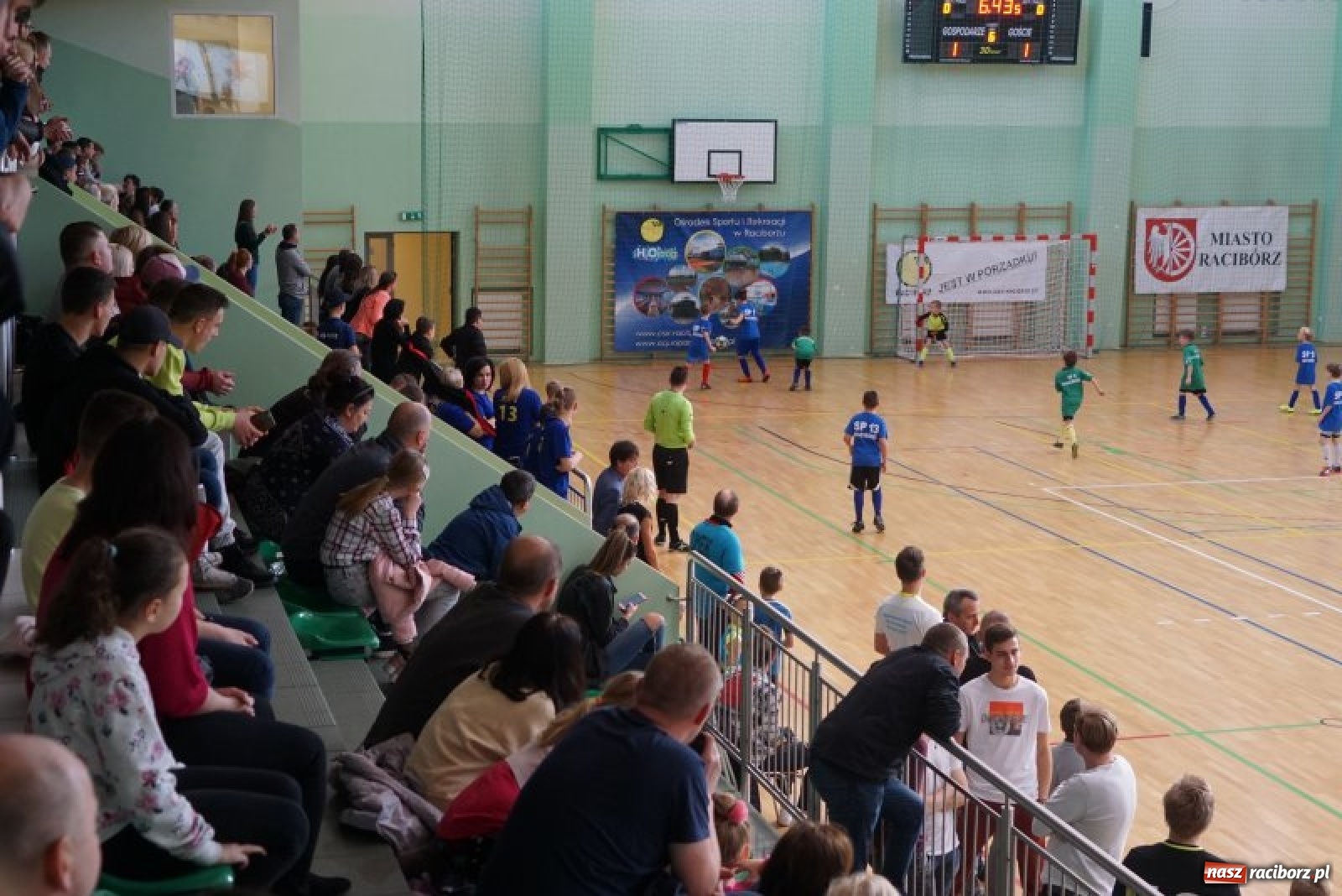 Zdjęcie w galerii na portalu naszraciborz.pl: Piłkarska rywalizacja o Puchar Rzecznika Praw Dziecka. Widownia pełna gwiazd! wiadomości z regionu