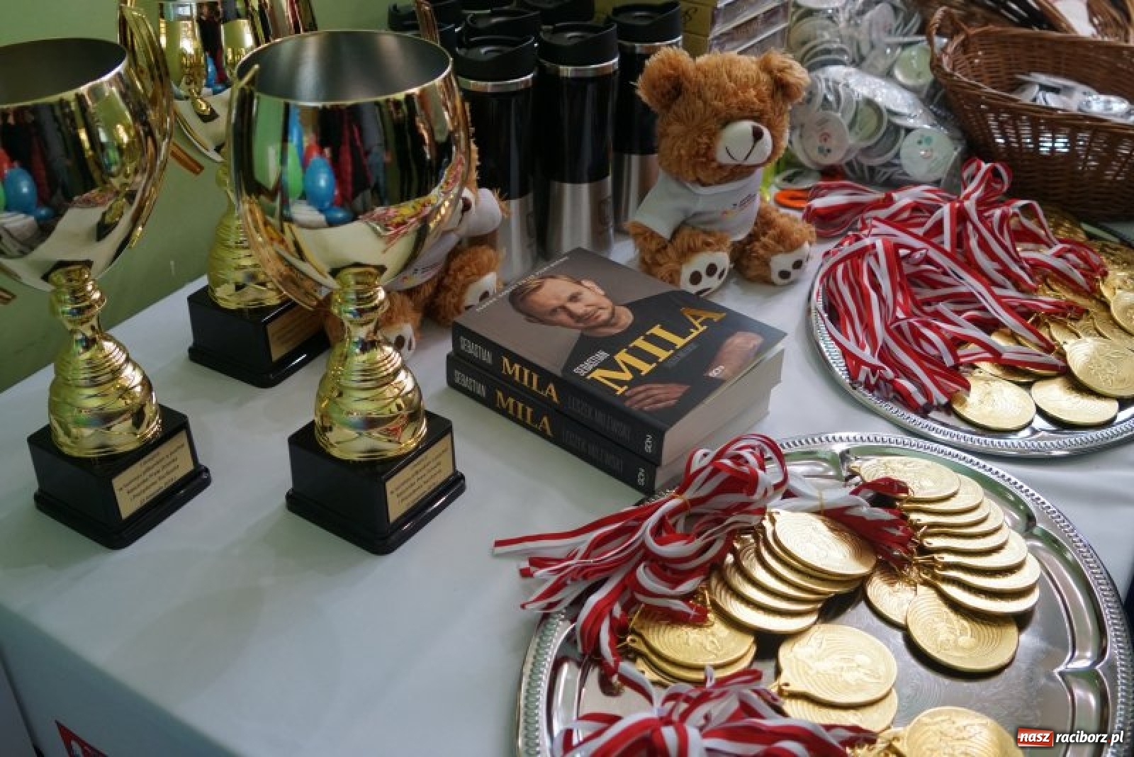 Zdjęcie w galerii na portalu naszraciborz.pl: Piłkarska rywalizacja o Puchar Rzecznika Praw Dziecka. Widownia pełna gwiazd! wiadomości z regionu