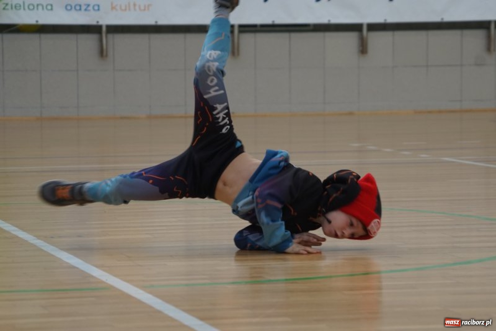 Zdjęcie w galerii na portalu naszraciborz.pl: Piłkarska rywalizacja o Puchar Rzecznika Praw Dziecka. Widownia pełna gwiazd! wiadomości z regionu