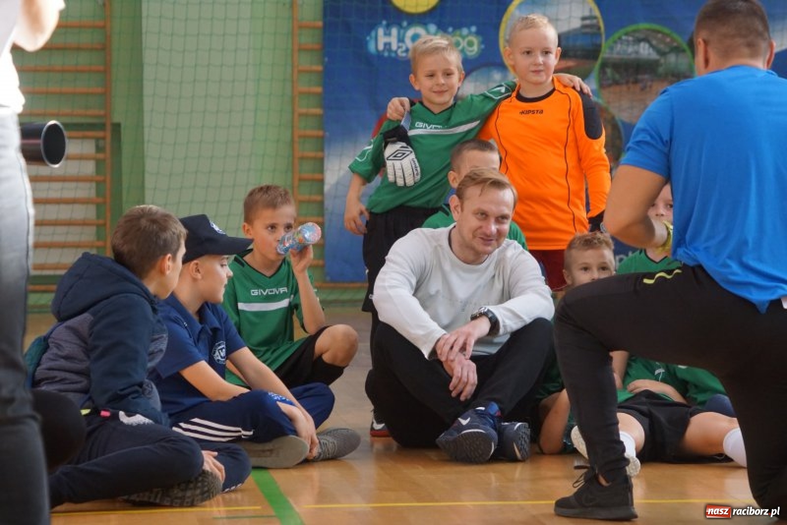 Zdjęcie w galerii na portalu naszraciborz.pl: Piłkarska rywalizacja o Puchar Rzecznika Praw Dziecka. Widownia pełna gwiazd! wiadomości z regionu