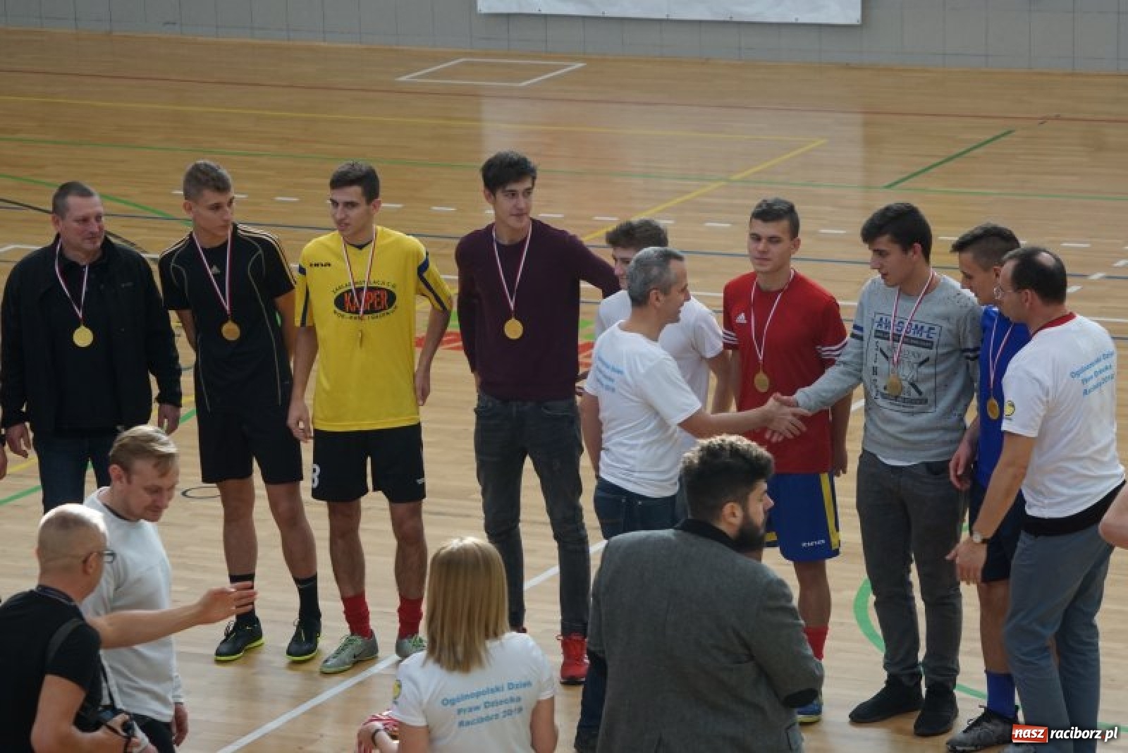 Zdjęcie w galerii na portalu naszraciborz.pl: Piłkarska rywalizacja o Puchar Rzecznika Praw Dziecka. Widownia pełna gwiazd! wiadomości z regionu
