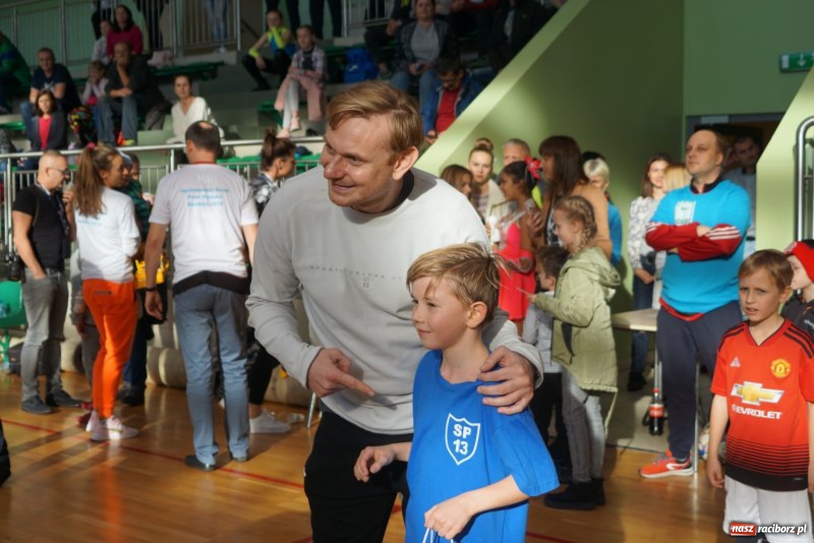 Zdjęcie w galerii na portalu naszraciborz.pl: Piłkarska rywalizacja o Puchar Rzecznika Praw Dziecka. Widownia pełna gwiazd! wiadomości z regionu