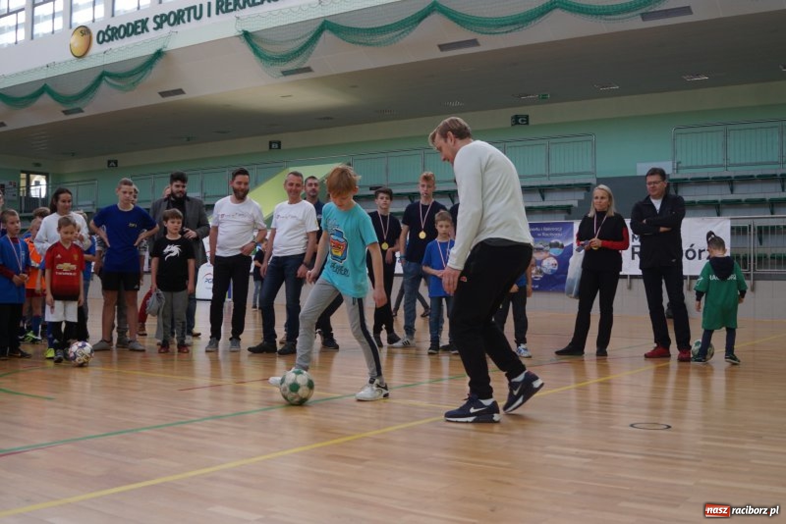 Zdjęcie w galerii na portalu naszraciborz.pl: Piłkarska rywalizacja o Puchar Rzecznika Praw Dziecka. Widownia pełna gwiazd! wiadomości z regionu