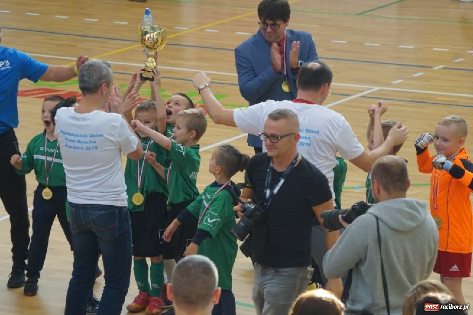 Zdjęcie w galerii na portalu naszraciborz.pl: Piłkarska rywalizacja o Puchar Rzecznika Praw Dziecka. Widownia pełna gwiazd! wiadomości z regionu