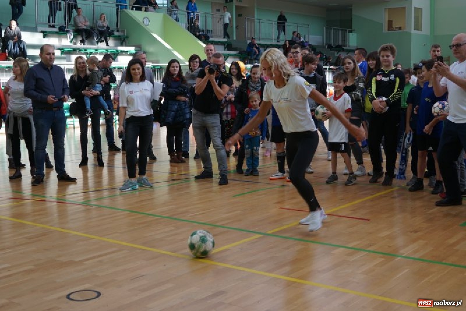 Zdjęcie w galerii na portalu naszraciborz.pl: Piłkarska rywalizacja o Puchar Rzecznika Praw Dziecka. Widownia pełna gwiazd! wiadomości z regionu