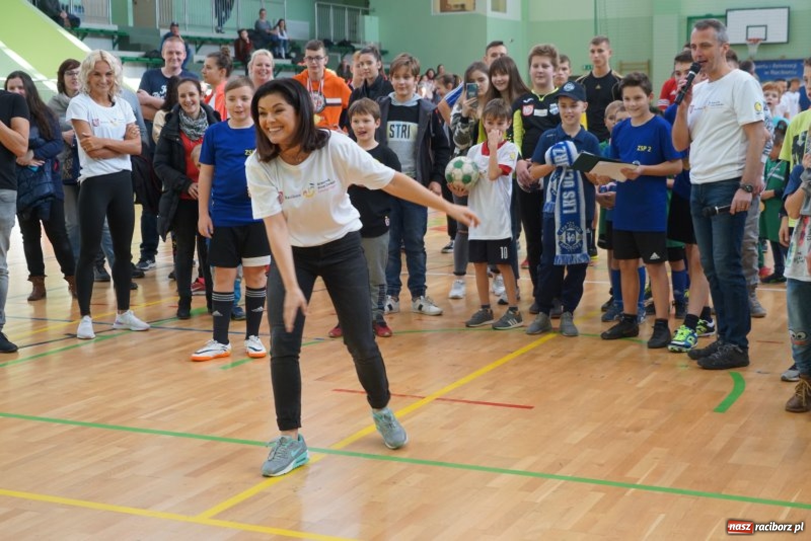 Zdjęcie w galerii na portalu naszraciborz.pl: Piłkarska rywalizacja o Puchar Rzecznika Praw Dziecka. Widownia pełna gwiazd! wiadomości z regionu