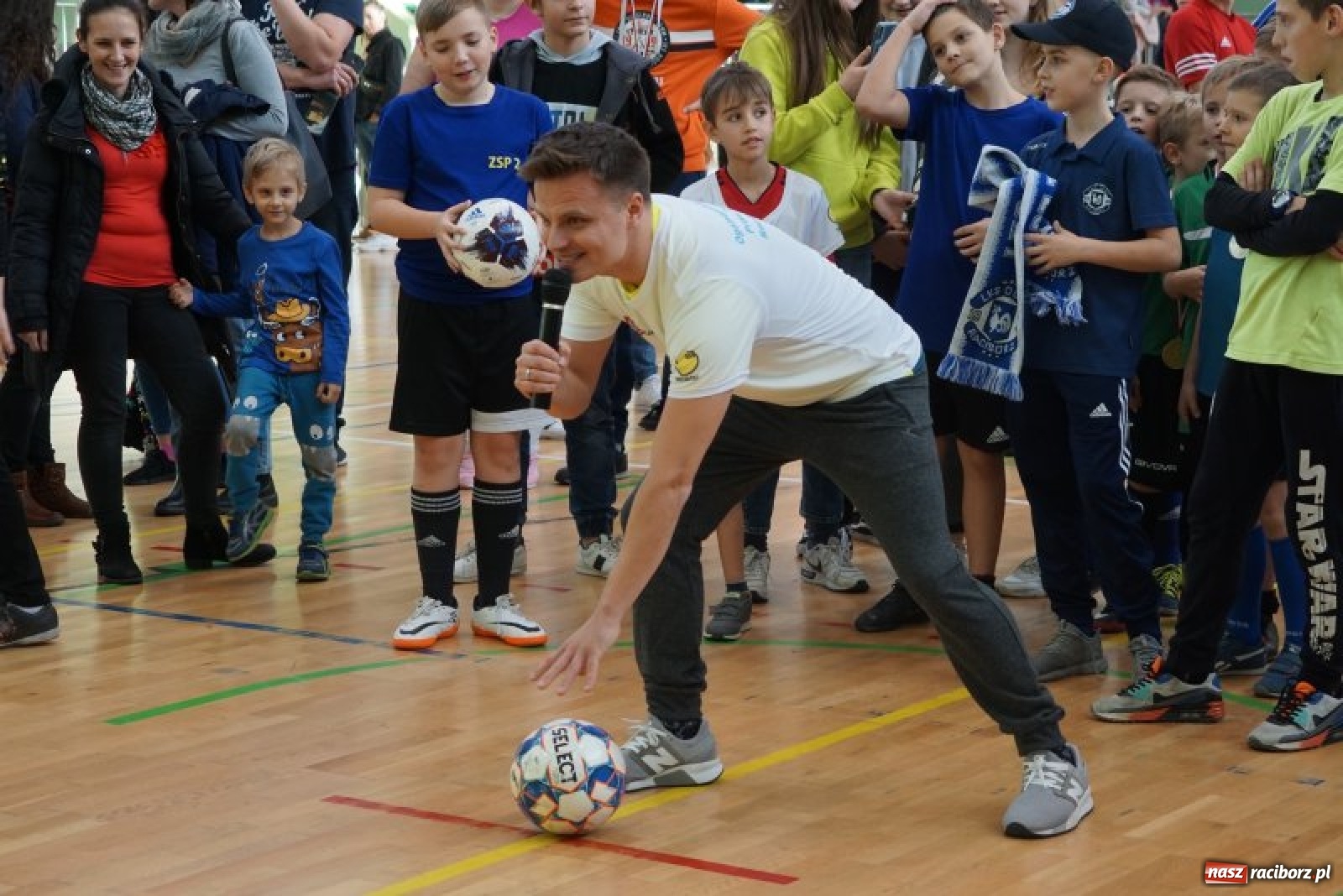Zdjęcie w galerii na portalu naszraciborz.pl: Piłkarska rywalizacja o Puchar Rzecznika Praw Dziecka. Widownia pełna gwiazd! wiadomości z regionu