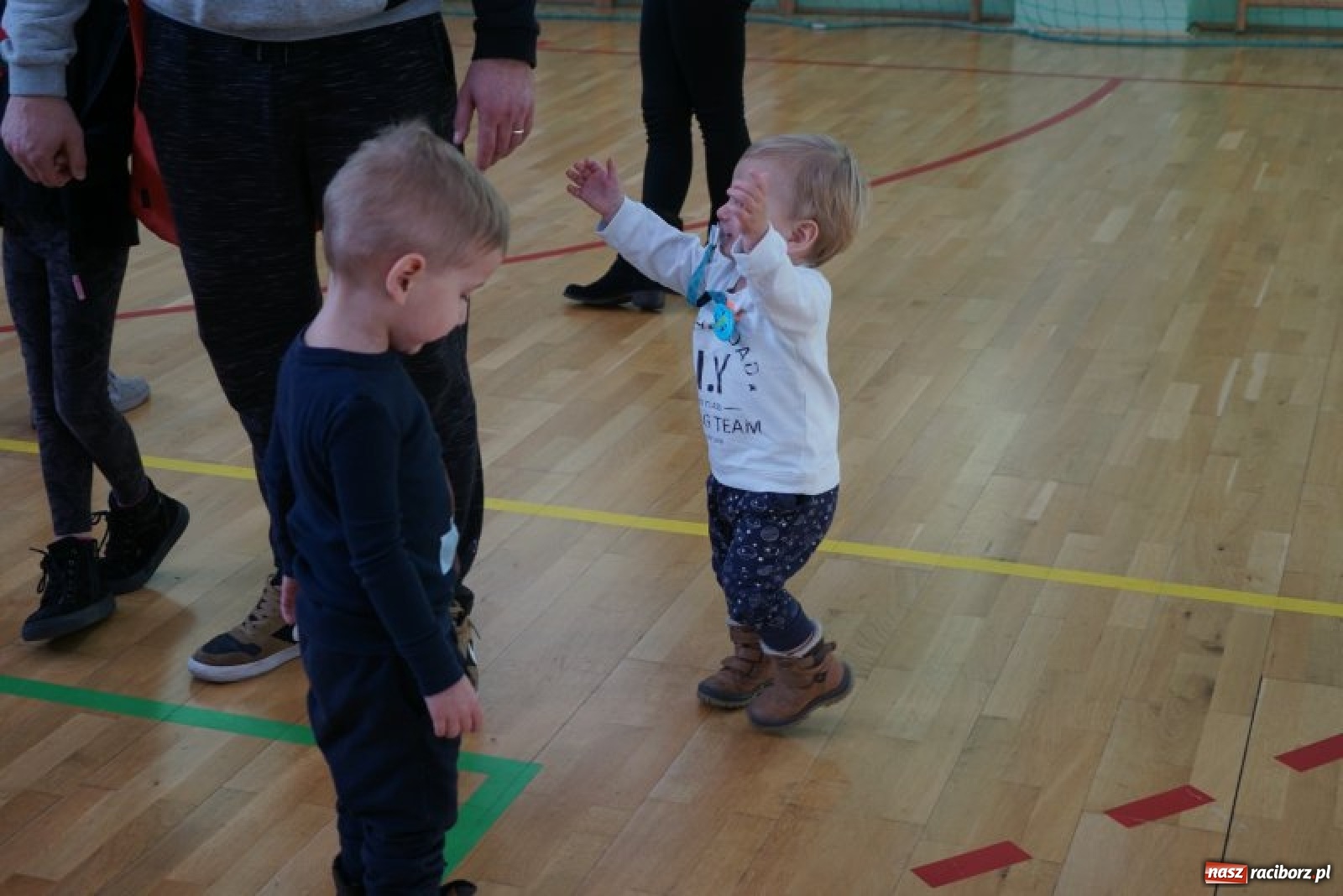 Zdjęcie w galerii na portalu naszraciborz.pl: Piłkarska rywalizacja o Puchar Rzecznika Praw Dziecka. Widownia pełna gwiazd! wiadomości z regionu
