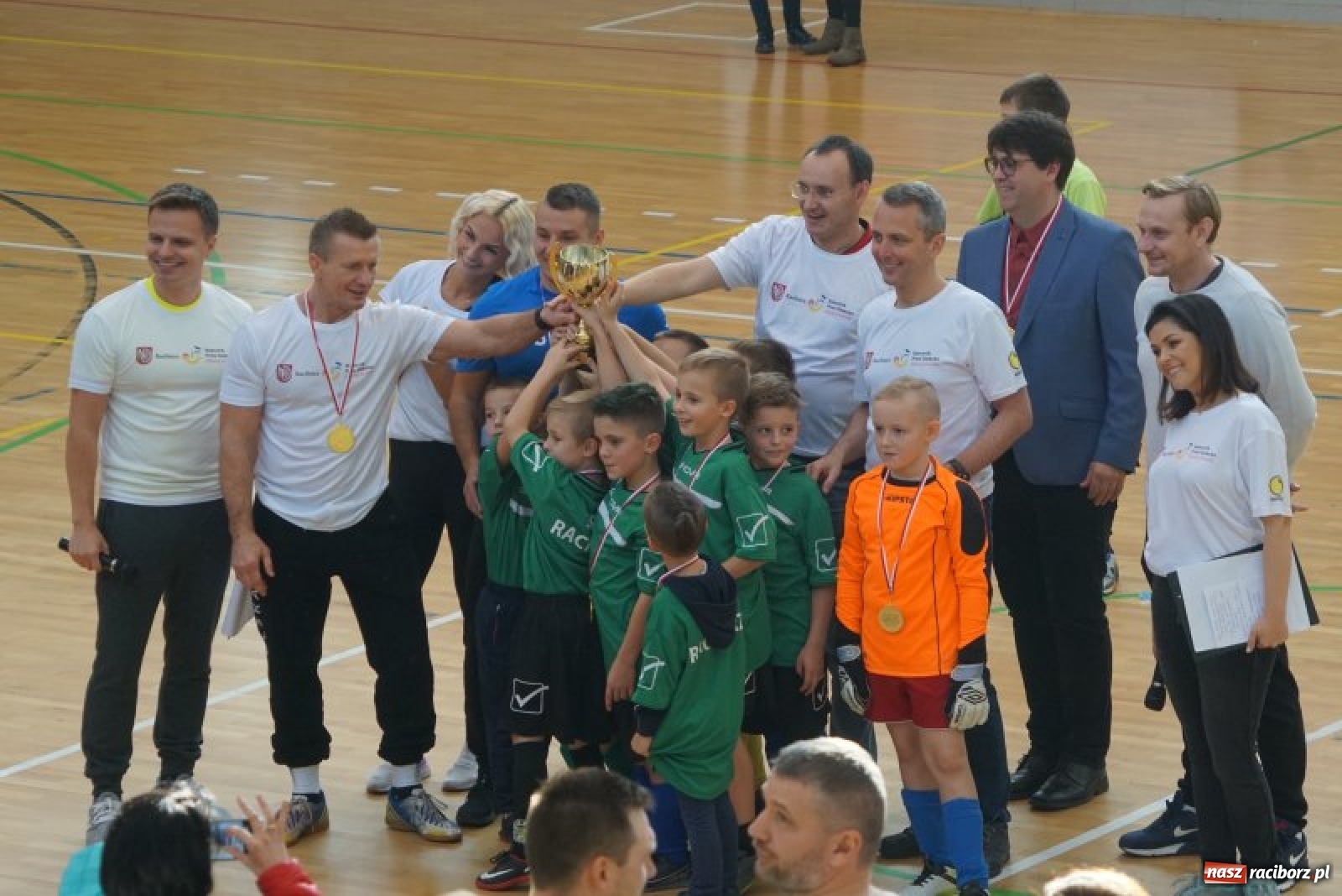 Zdjęcie w galerii na portalu naszraciborz.pl: Piłkarska rywalizacja o Puchar Rzecznika Praw Dziecka. Widownia pełna gwiazd! wiadomości z regionu