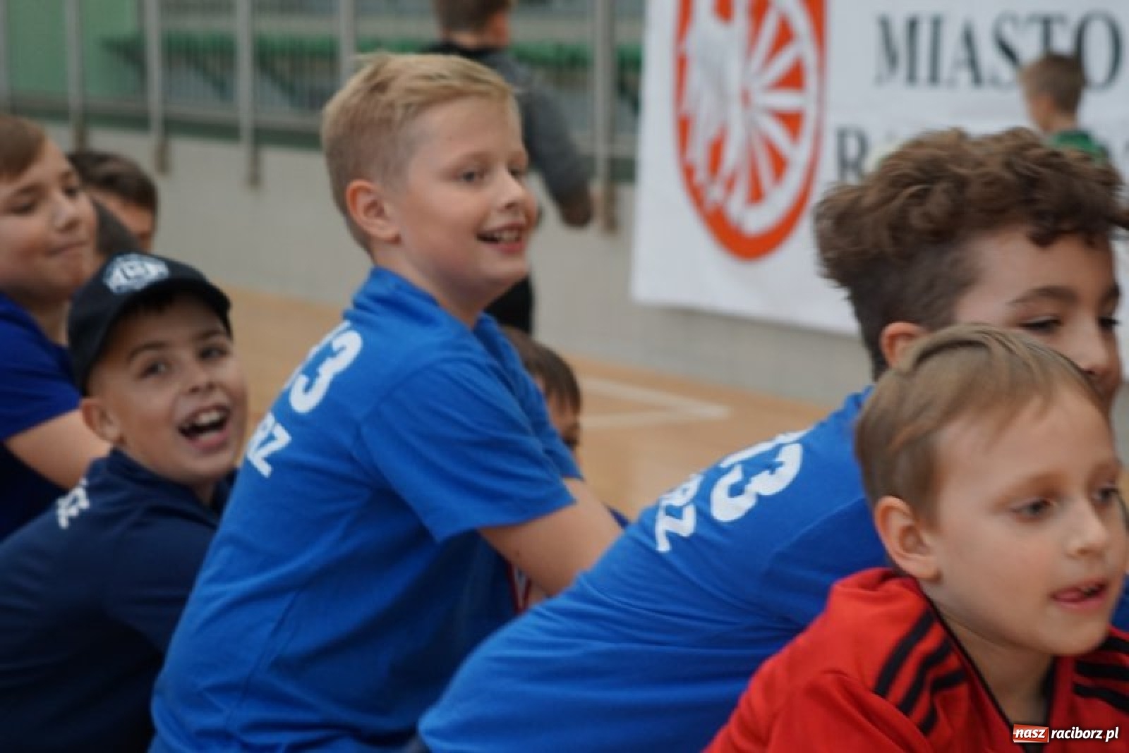 Zdjęcie w galerii na portalu naszraciborz.pl: Piłkarska rywalizacja o Puchar Rzecznika Praw Dziecka. Widownia pełna gwiazd! wiadomości z regionu