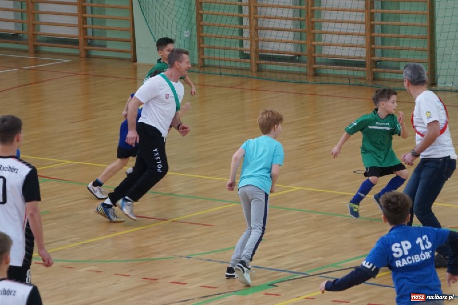 Zdjęcie w galerii na portalu naszraciborz.pl: Piłkarska rywalizacja o Puchar Rzecznika Praw Dziecka. Widownia pełna gwiazd! wiadomości z regionu