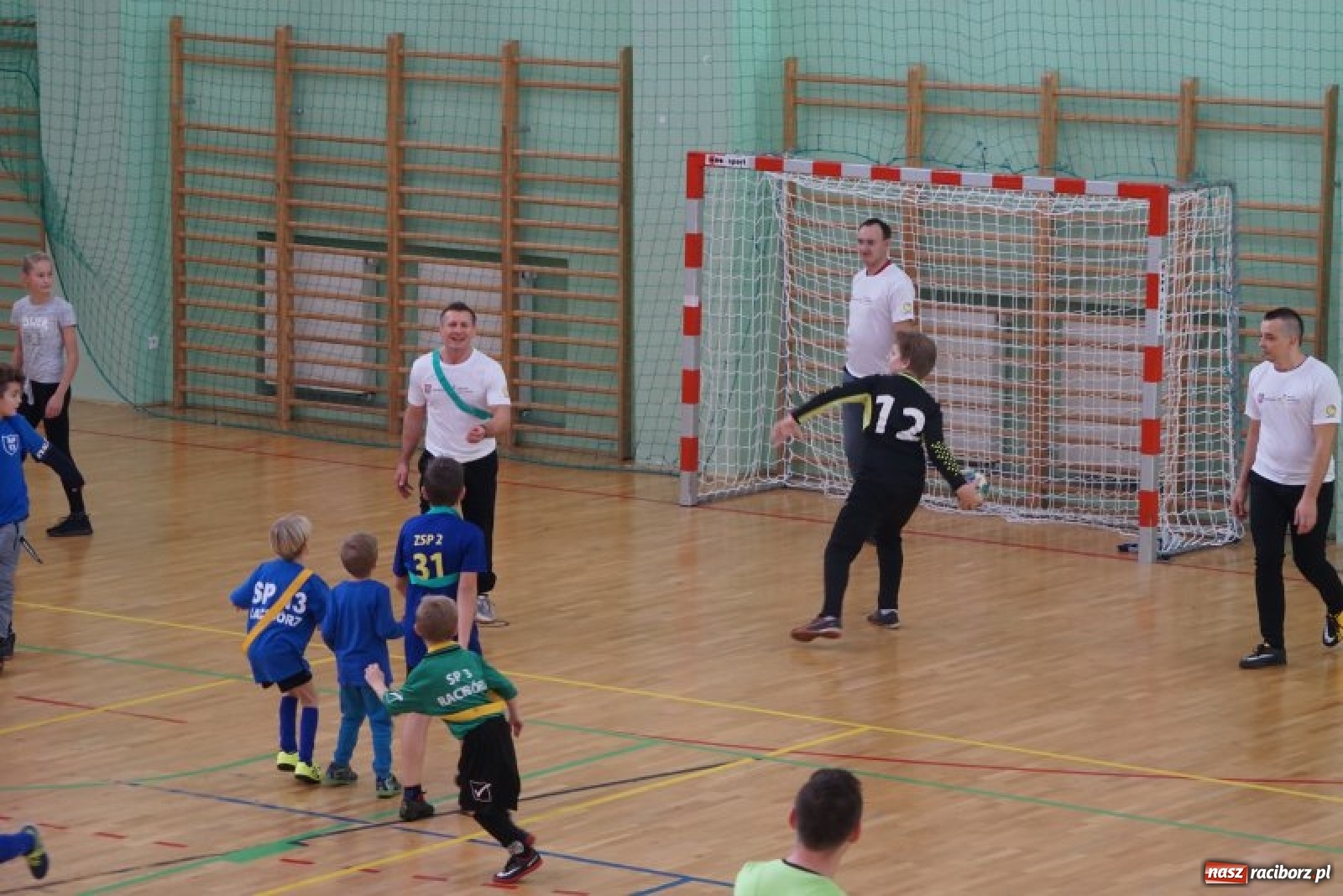Zdjęcie w galerii na portalu naszraciborz.pl: Piłkarska rywalizacja o Puchar Rzecznika Praw Dziecka. Widownia pełna gwiazd! wiadomości z regionu