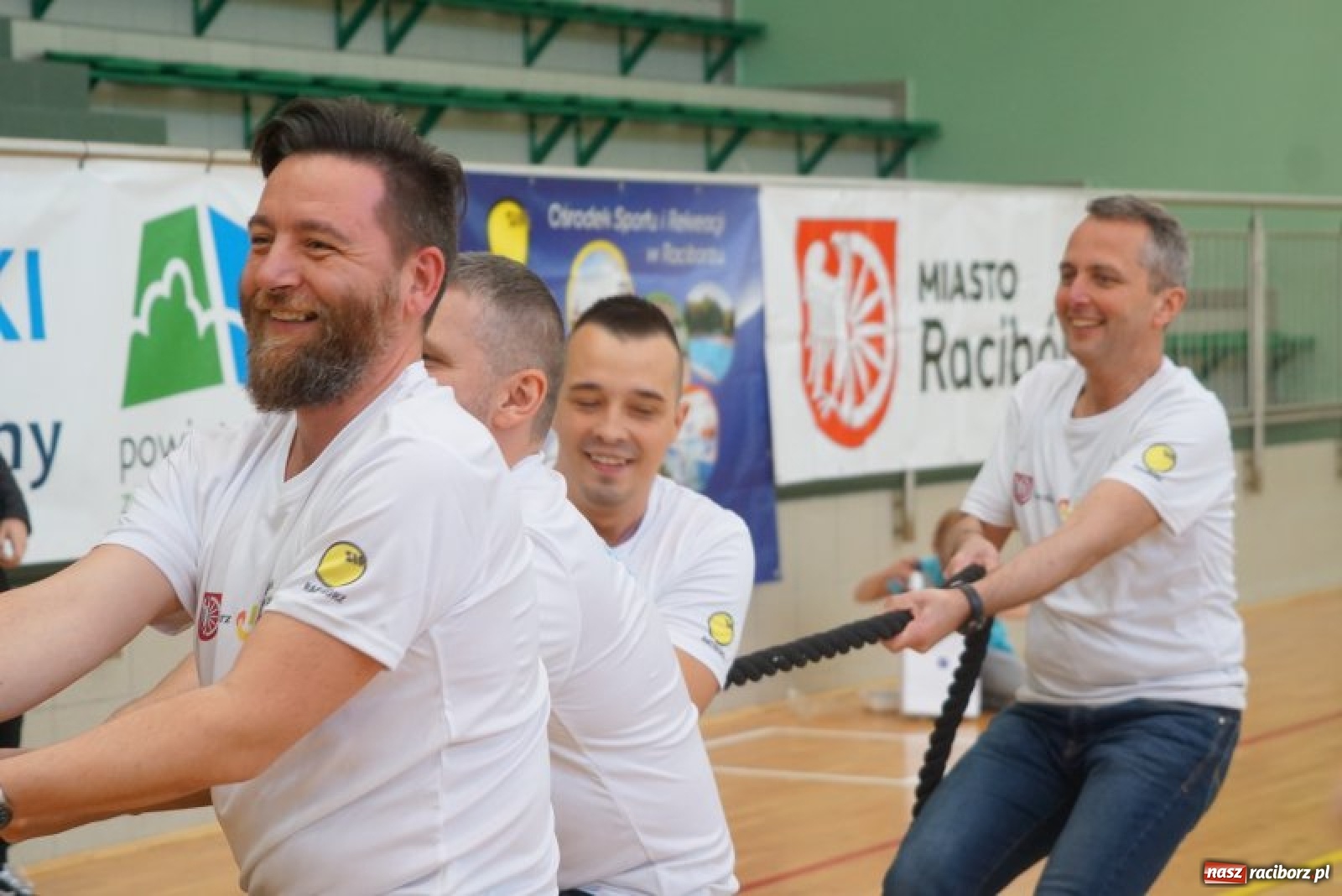 Zdjęcie w galerii na portalu naszraciborz.pl: Piłkarska rywalizacja o Puchar Rzecznika Praw Dziecka. Widownia pełna gwiazd! wiadomości z regionu