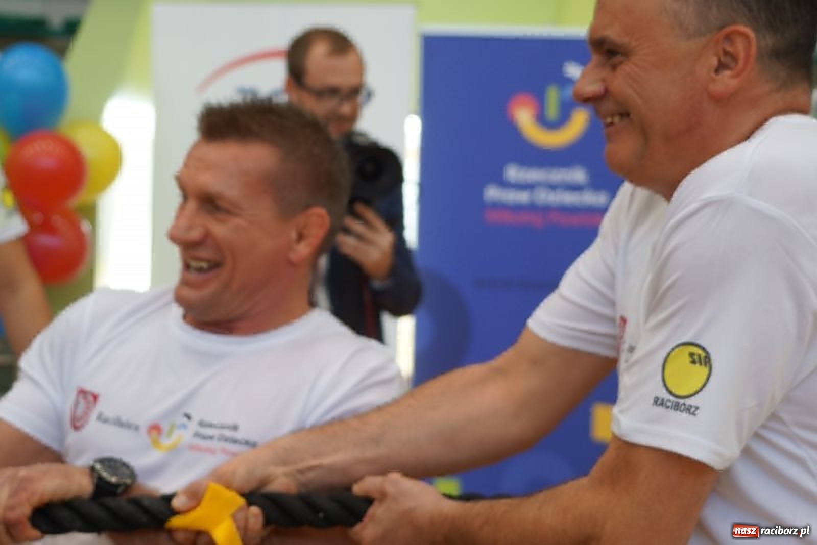 Zdjęcie w galerii na portalu naszraciborz.pl: Piłkarska rywalizacja o Puchar Rzecznika Praw Dziecka. Widownia pełna gwiazd! wiadomości z regionu