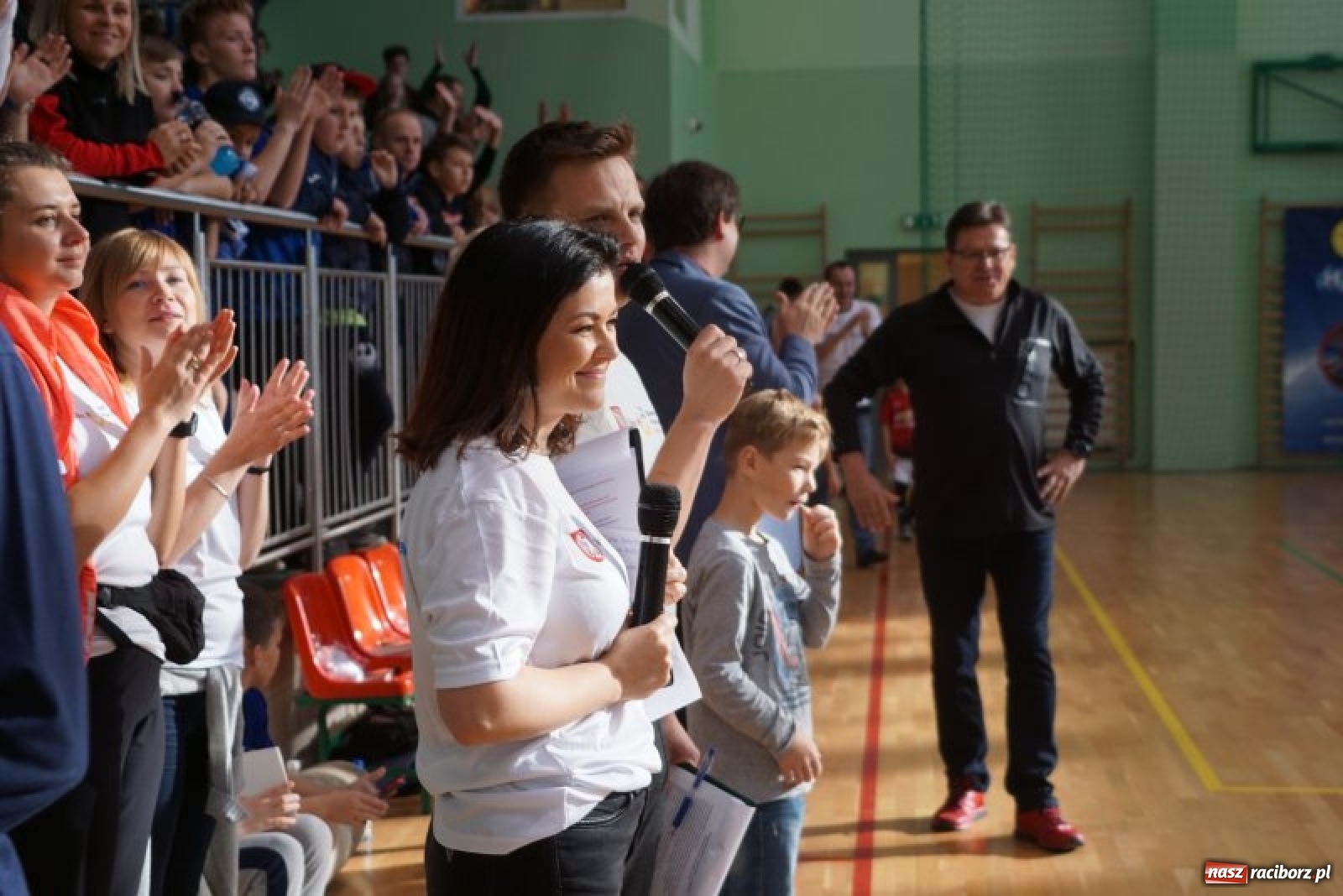 Zdjęcie w galerii na portalu naszraciborz.pl: Piłkarska rywalizacja o Puchar Rzecznika Praw Dziecka. Widownia pełna gwiazd! wiadomości z regionu