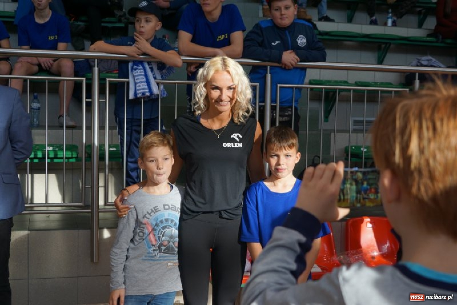 Zdjęcie w galerii na portalu naszraciborz.pl: Piłkarska rywalizacja o Puchar Rzecznika Praw Dziecka. Widownia pełna gwiazd! wiadomości z regionu