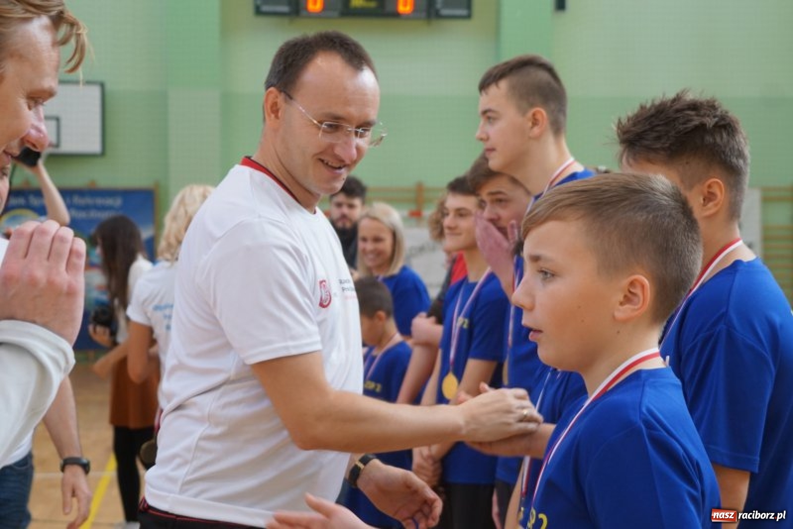 Zdjęcie w galerii na portalu naszraciborz.pl: Piłkarska rywalizacja o Puchar Rzecznika Praw Dziecka. Widownia pełna gwiazd! wiadomości z regionu