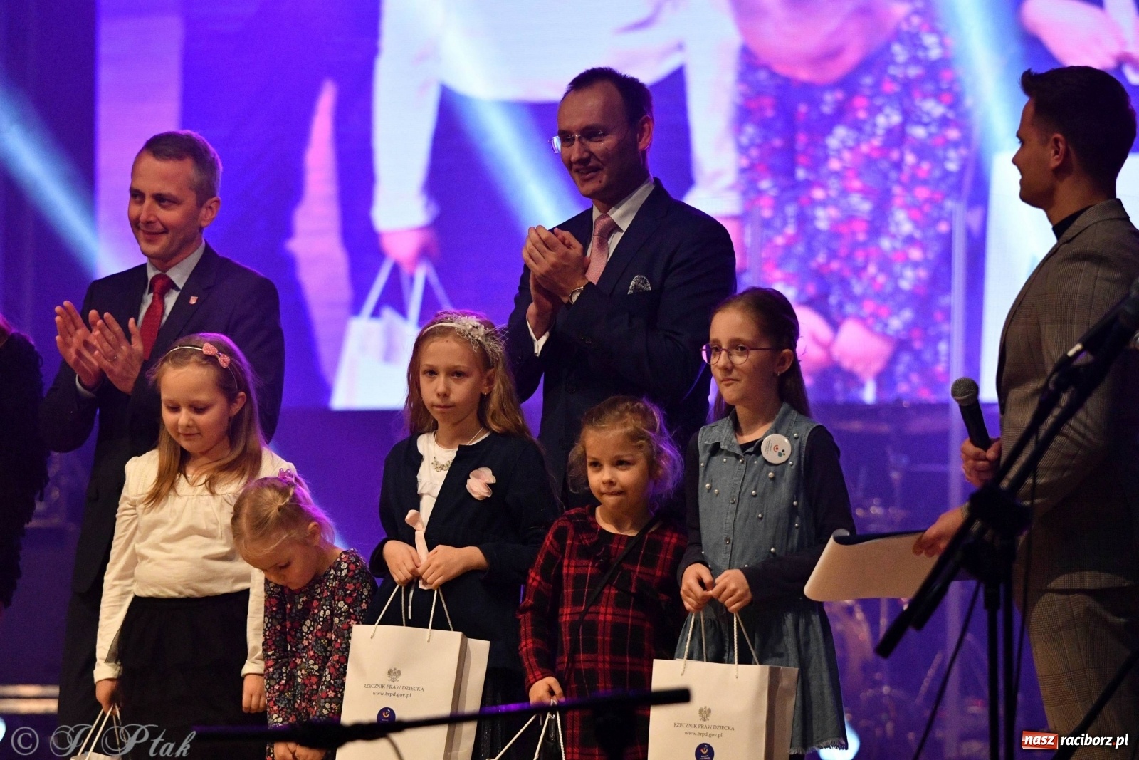Zdjęcie w galerii na portalu naszraciborz.pl: Gala z okazji raciborskich Ogólnopolskich Obchodów Dni Praw Dziecka [FOTO i WIDEO] wiadomości z regionu