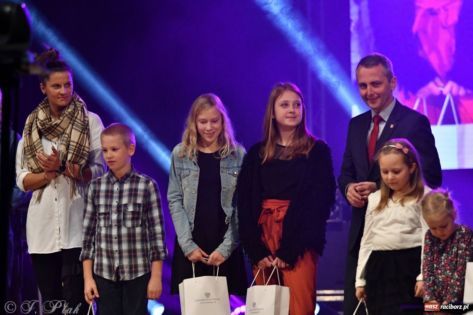 Zdjęcie w galerii na portalu naszraciborz.pl: Gala z okazji raciborskich Ogólnopolskich Obchodów Dni Praw Dziecka [FOTO i WIDEO] wiadomości z regionu
