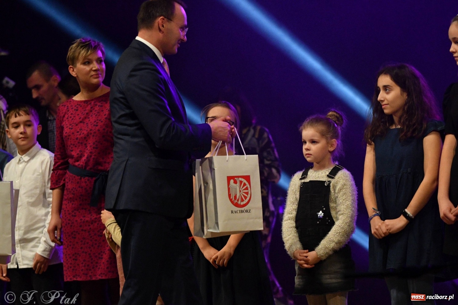 Zdjęcie w galerii na portalu naszraciborz.pl: Gala z okazji raciborskich Ogólnopolskich Obchodów Dni Praw Dziecka [FOTO i WIDEO] wiadomości z regionu