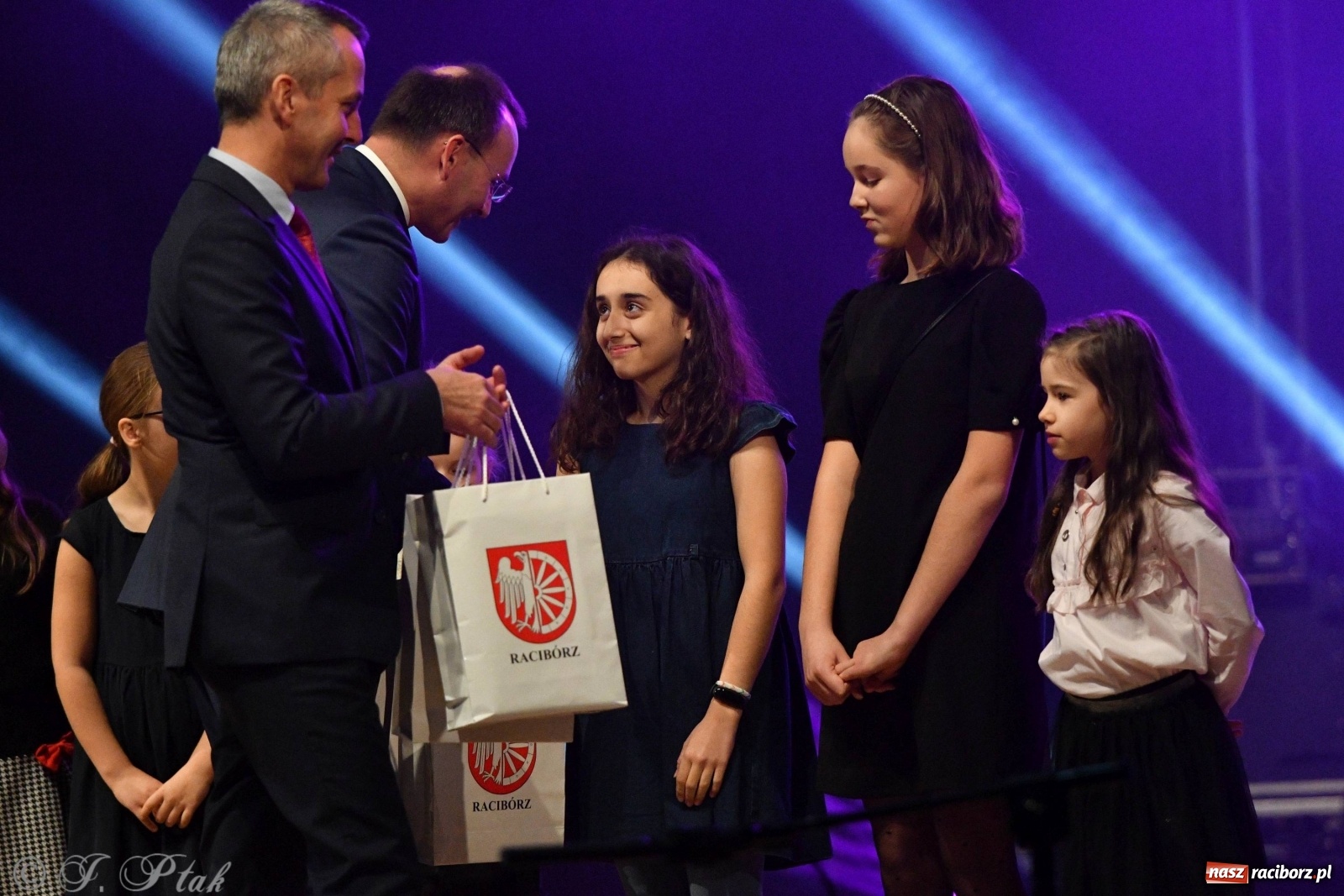 Zdjęcie w galerii na portalu naszraciborz.pl: Gala z okazji raciborskich Ogólnopolskich Obchodów Dni Praw Dziecka [FOTO i WIDEO] wiadomości z regionu