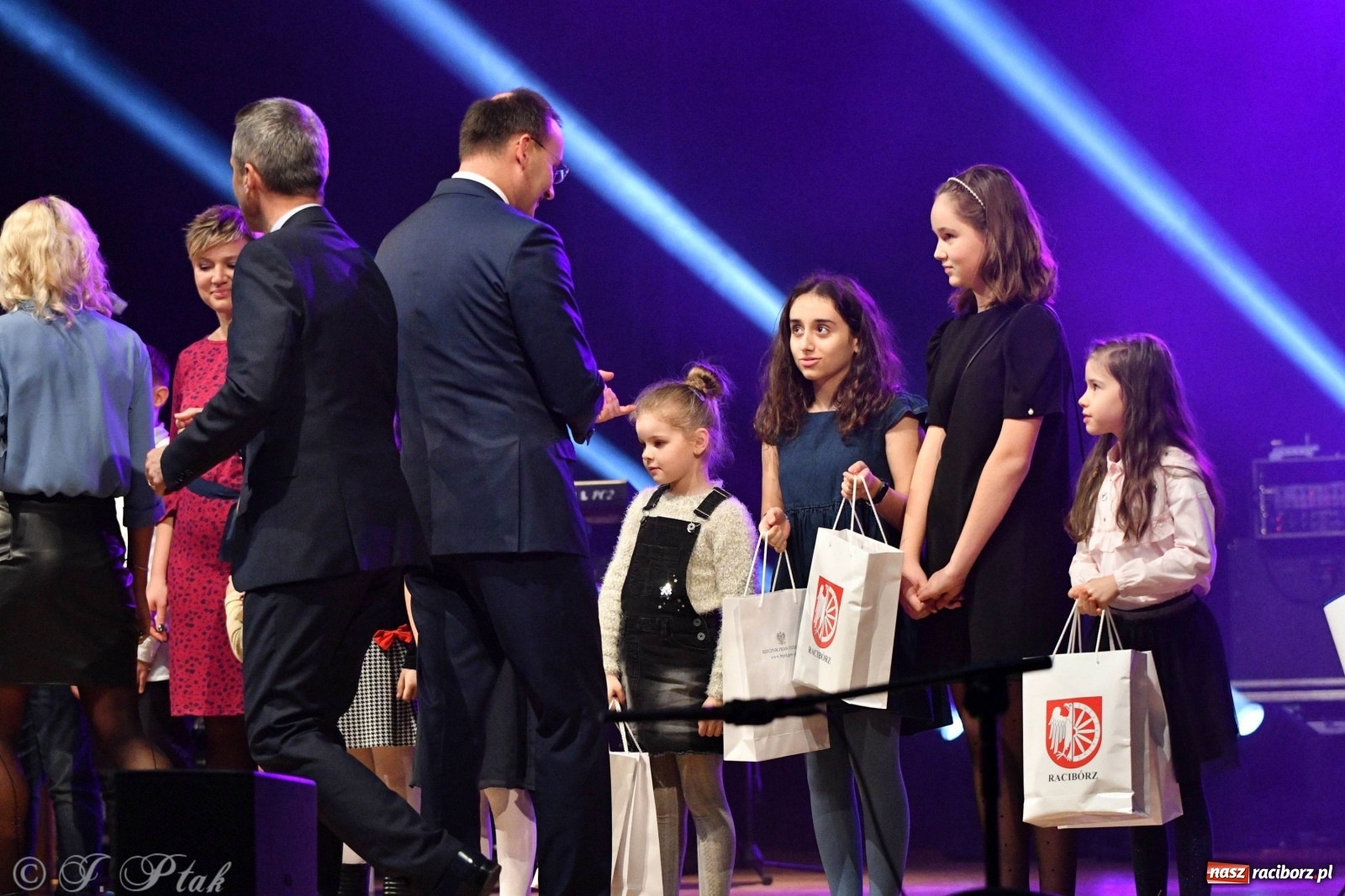 Zdjęcie w galerii na portalu naszraciborz.pl: Gala z okazji raciborskich Ogólnopolskich Obchodów Dni Praw Dziecka [FOTO i WIDEO] wiadomości z regionu