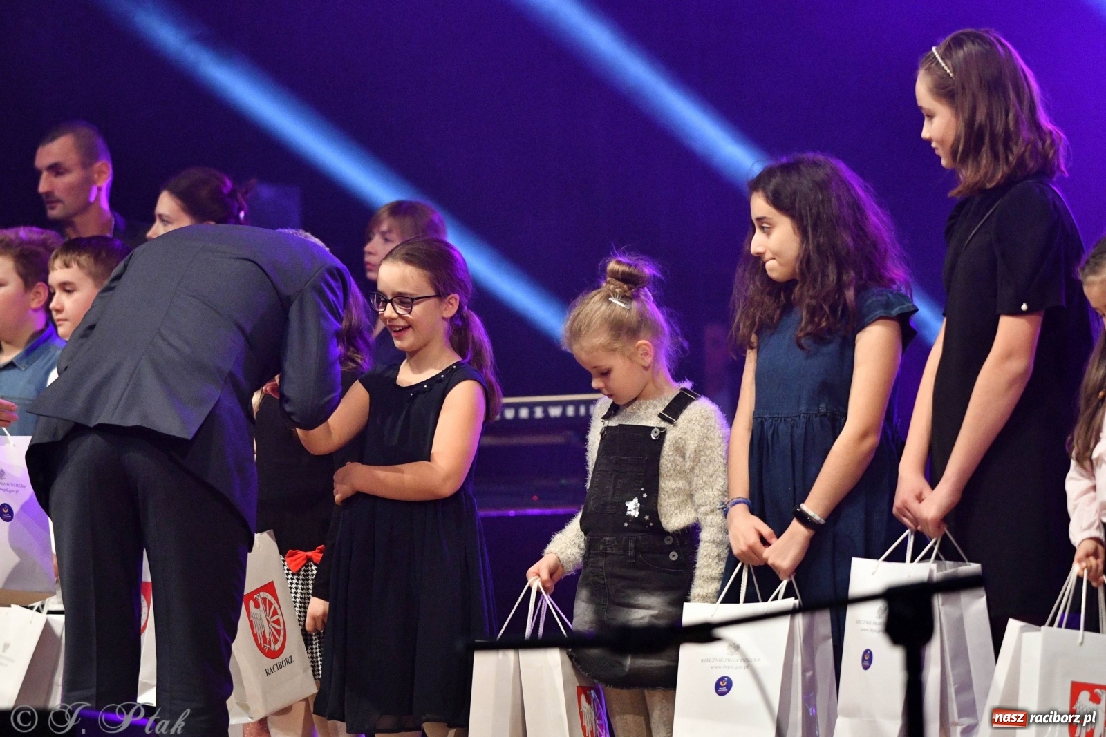 Zdjęcie w galerii na portalu naszraciborz.pl: Gala z okazji raciborskich Ogólnopolskich Obchodów Dni Praw Dziecka [FOTO i WIDEO] wiadomości z regionu