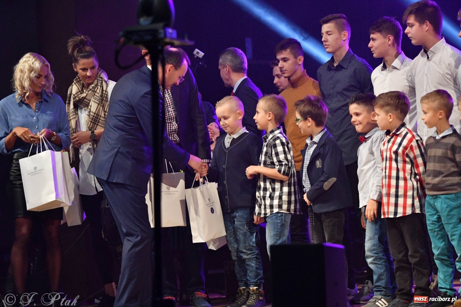 Zdjęcie w galerii na portalu naszraciborz.pl: Gala z okazji raciborskich Ogólnopolskich Obchodów Dni Praw Dziecka [FOTO i WIDEO] wiadomości z regionu