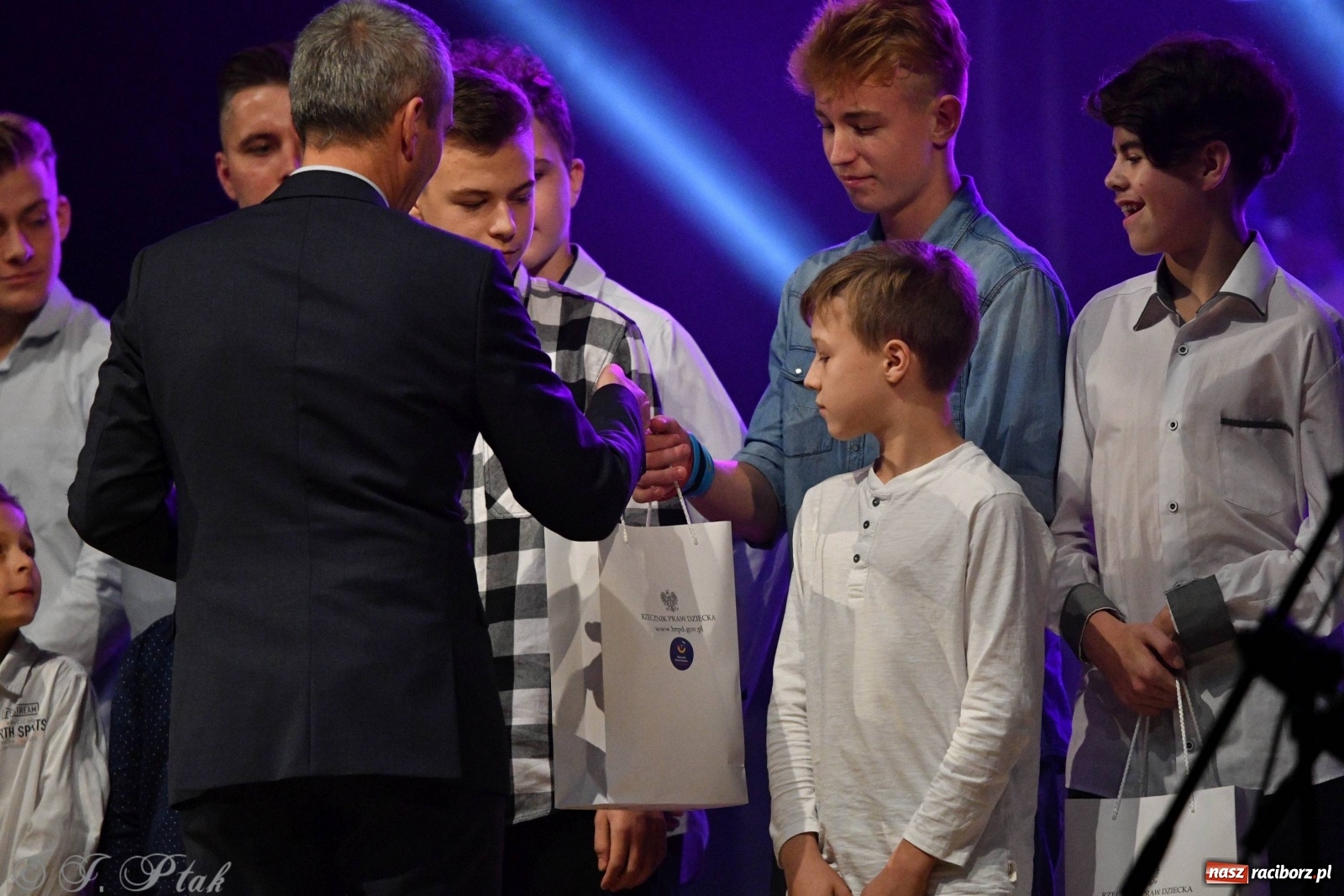 Zdjęcie w galerii na portalu naszraciborz.pl: Gala z okazji raciborskich Ogólnopolskich Obchodów Dni Praw Dziecka [FOTO i WIDEO] wiadomości z regionu