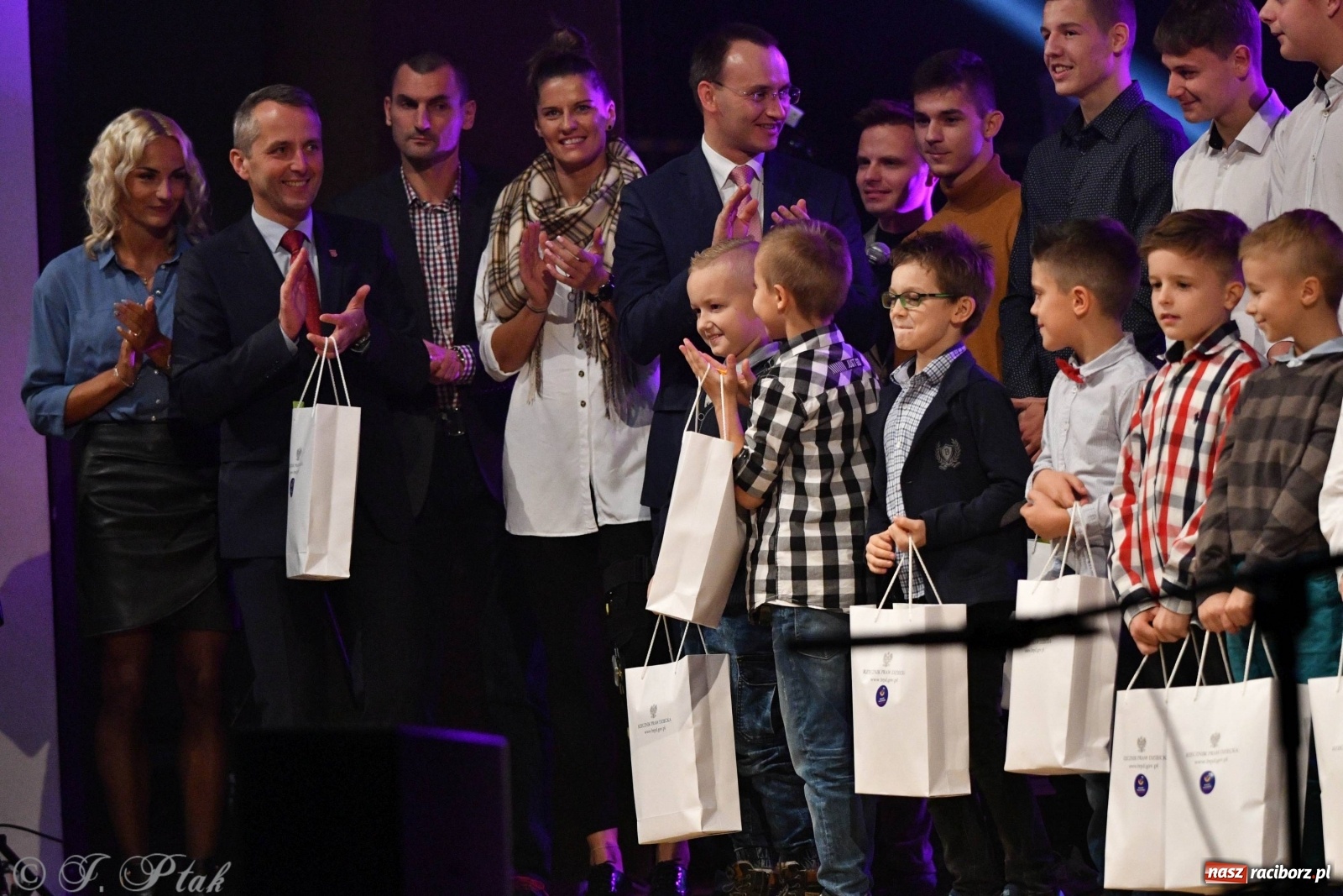 Zdjęcie w galerii na portalu naszraciborz.pl: Gala z okazji raciborskich Ogólnopolskich Obchodów Dni Praw Dziecka [FOTO i WIDEO] wiadomości z regionu